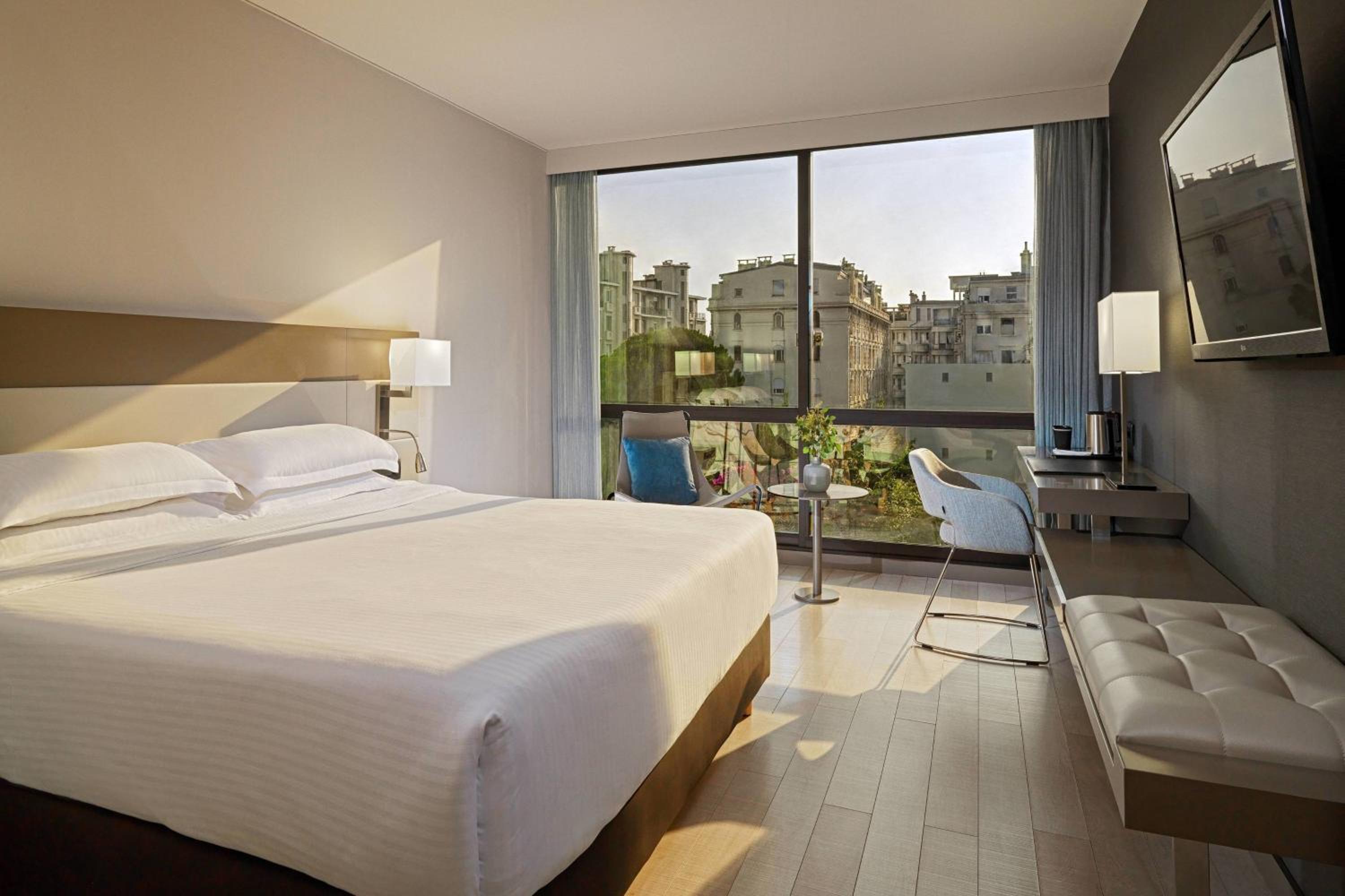 Deluxe King Room with Partial Sea View thumbnail 6