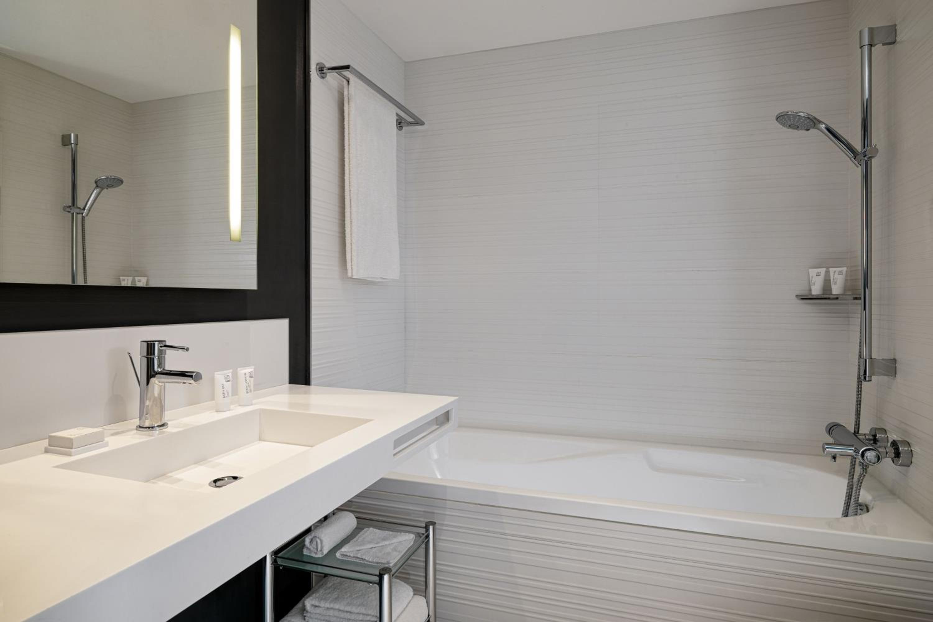 Classic King Room with City View - Photo 4