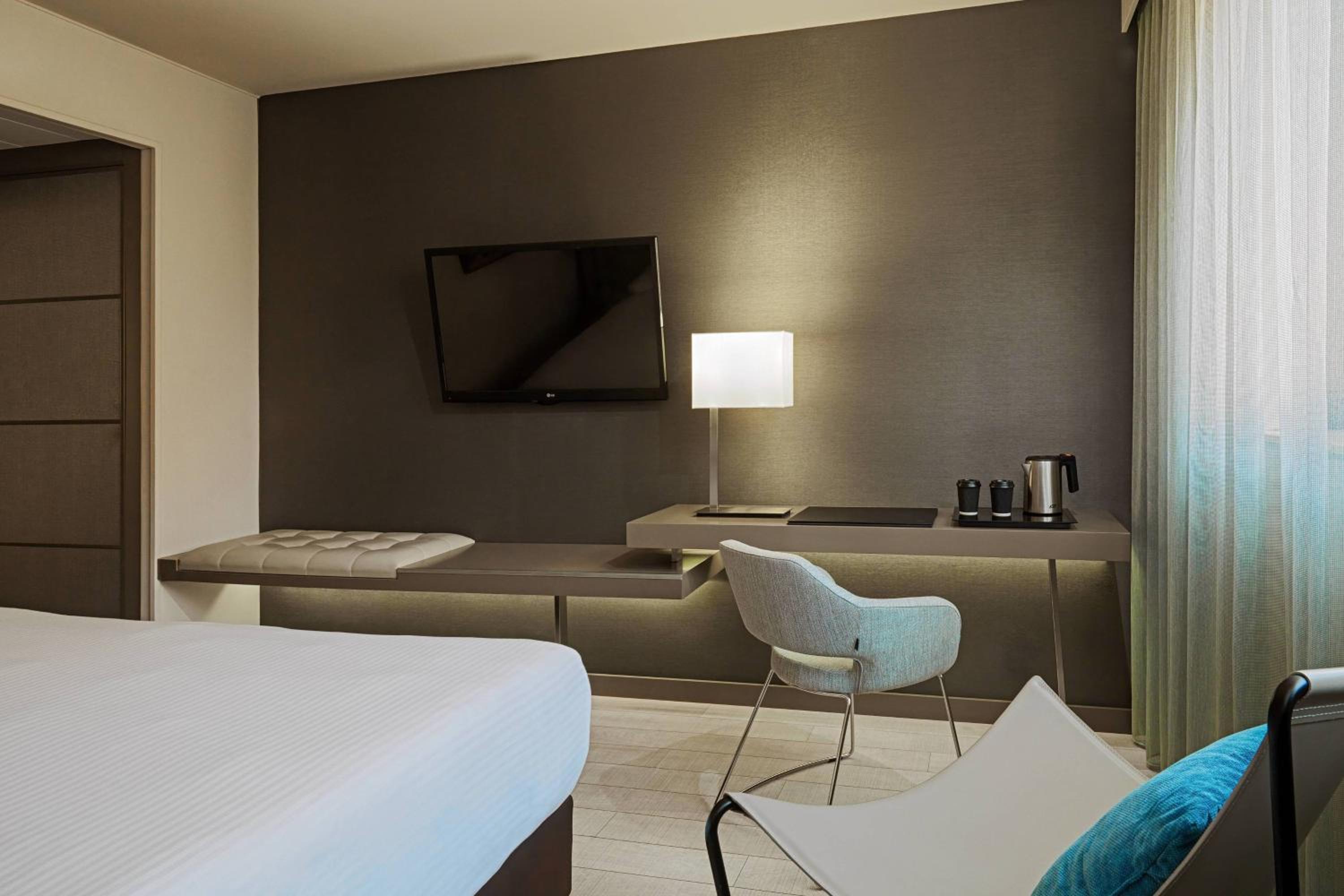 Classic King Room with City View - Photo 2