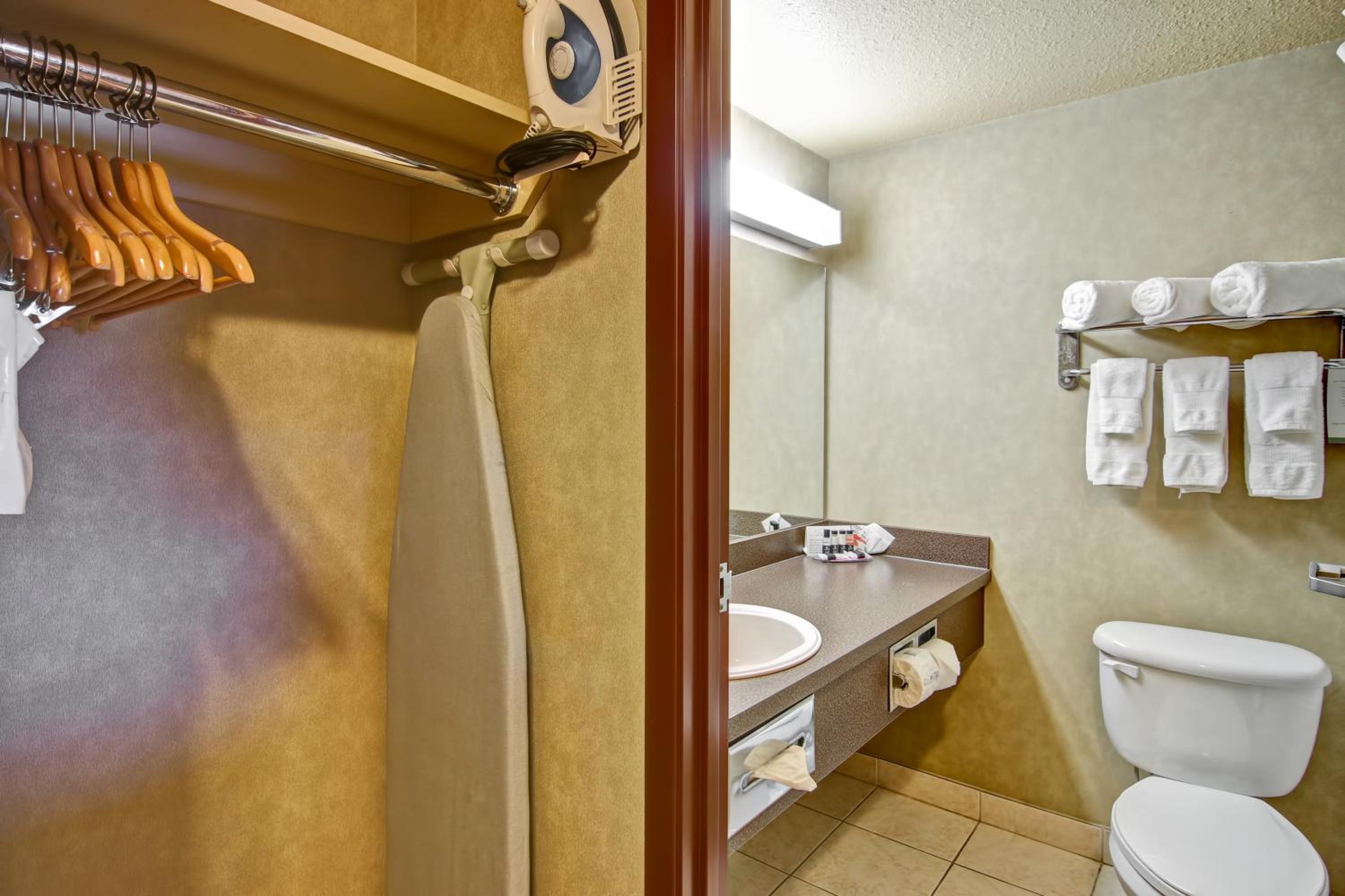 King Room - Non-Smoking - Photo 4