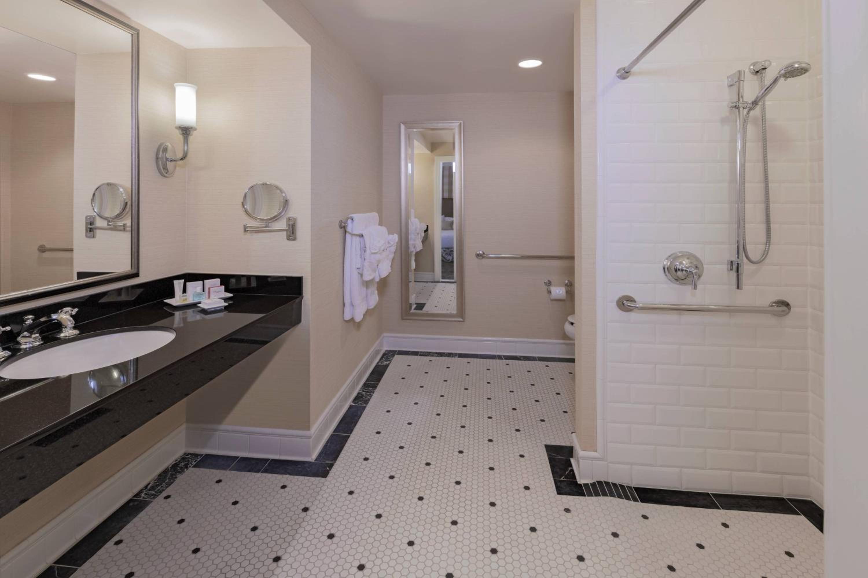 Queen Room with Two Queen Beds and Plaza View - Photo 3