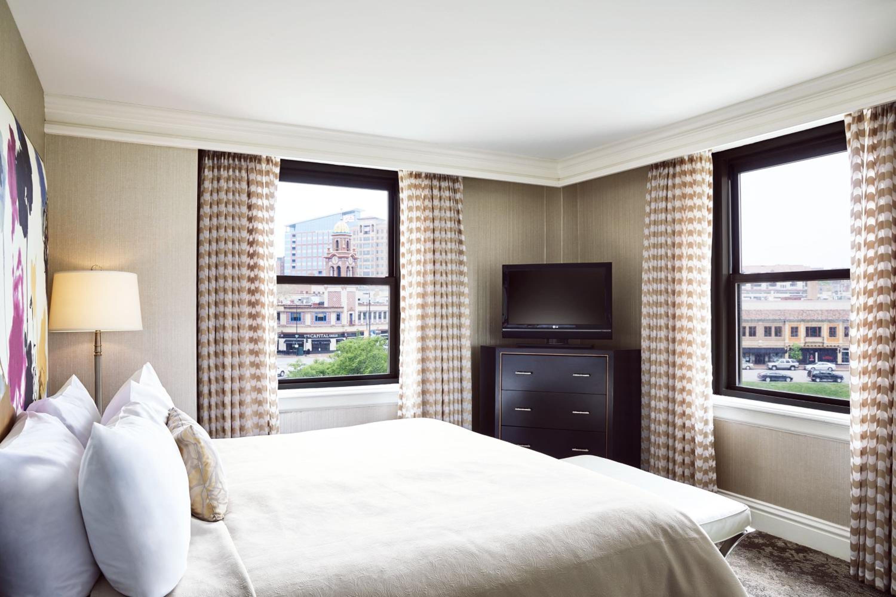 King Suite with Sofa Bed and Plaza View - Photo 3