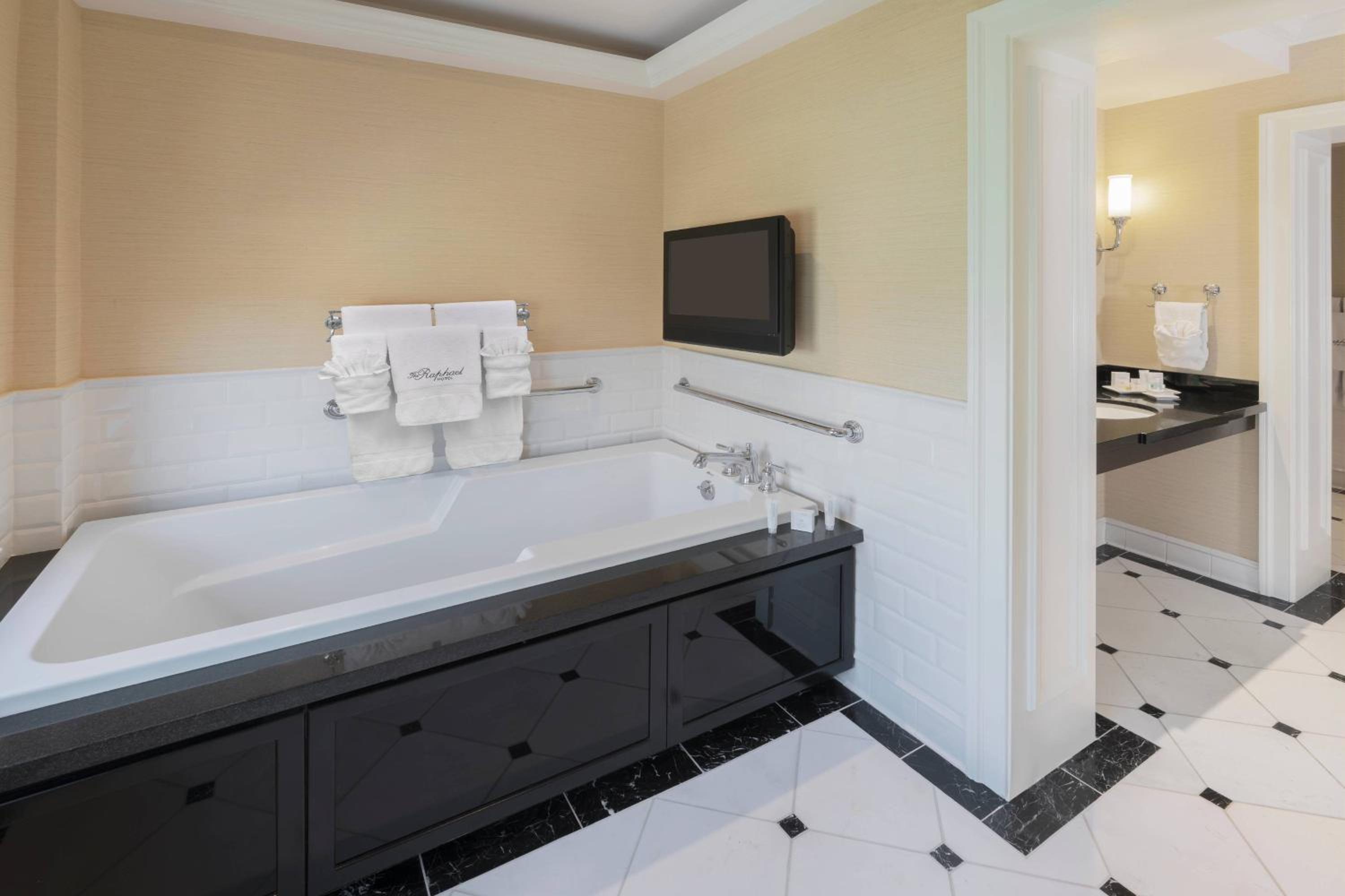 Premier Suite - Photo 2