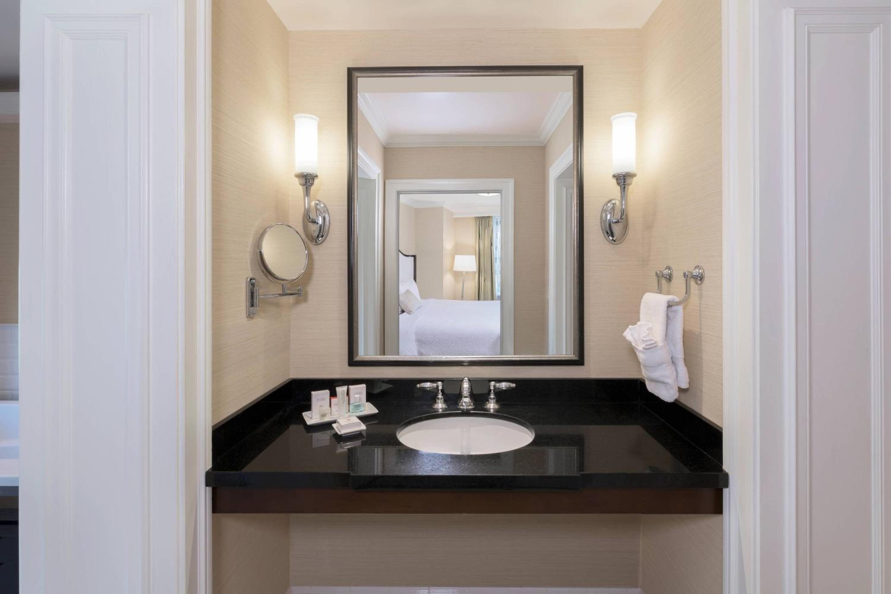 Premier Suite - Photo 10