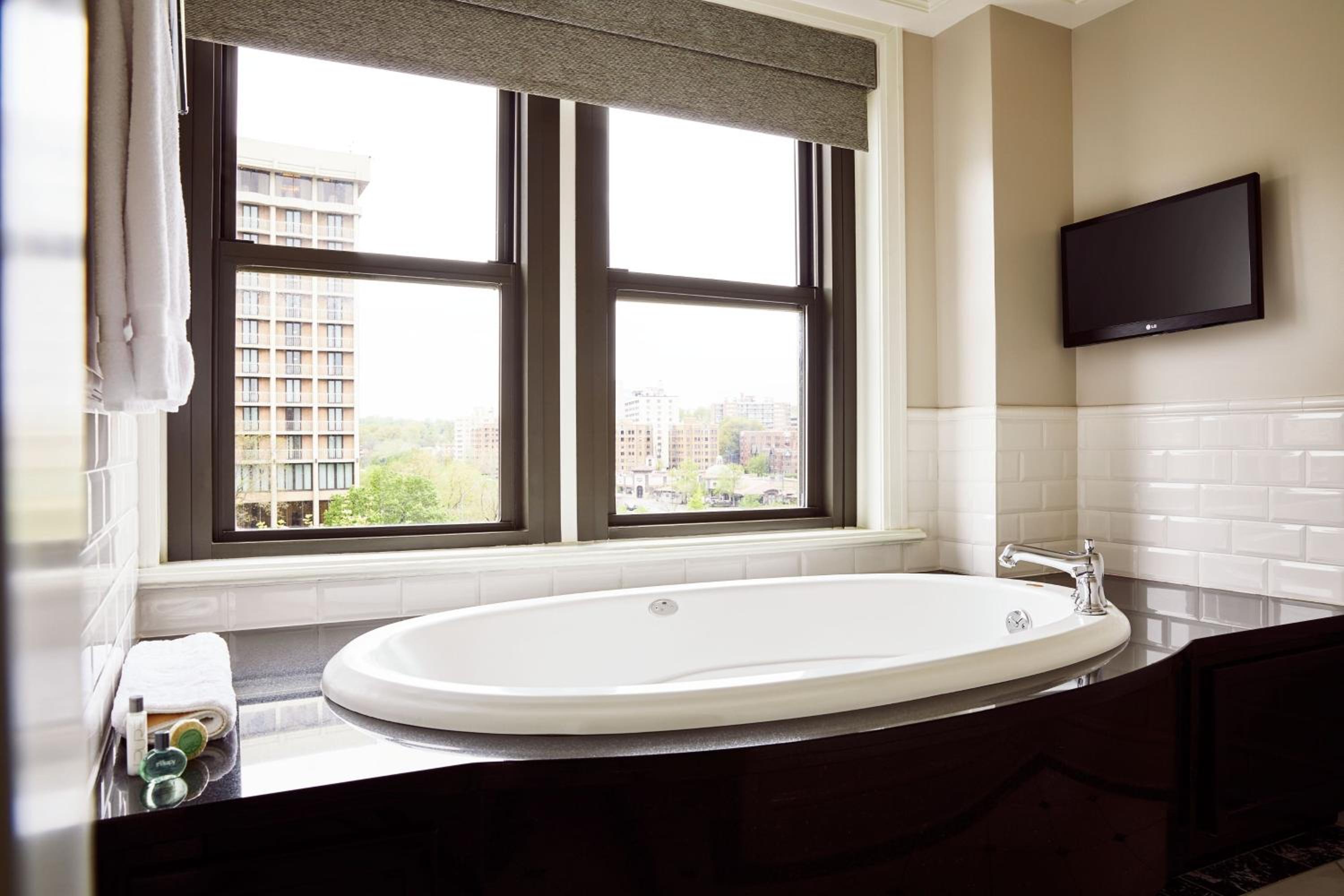 Premier Suite - Photo 5