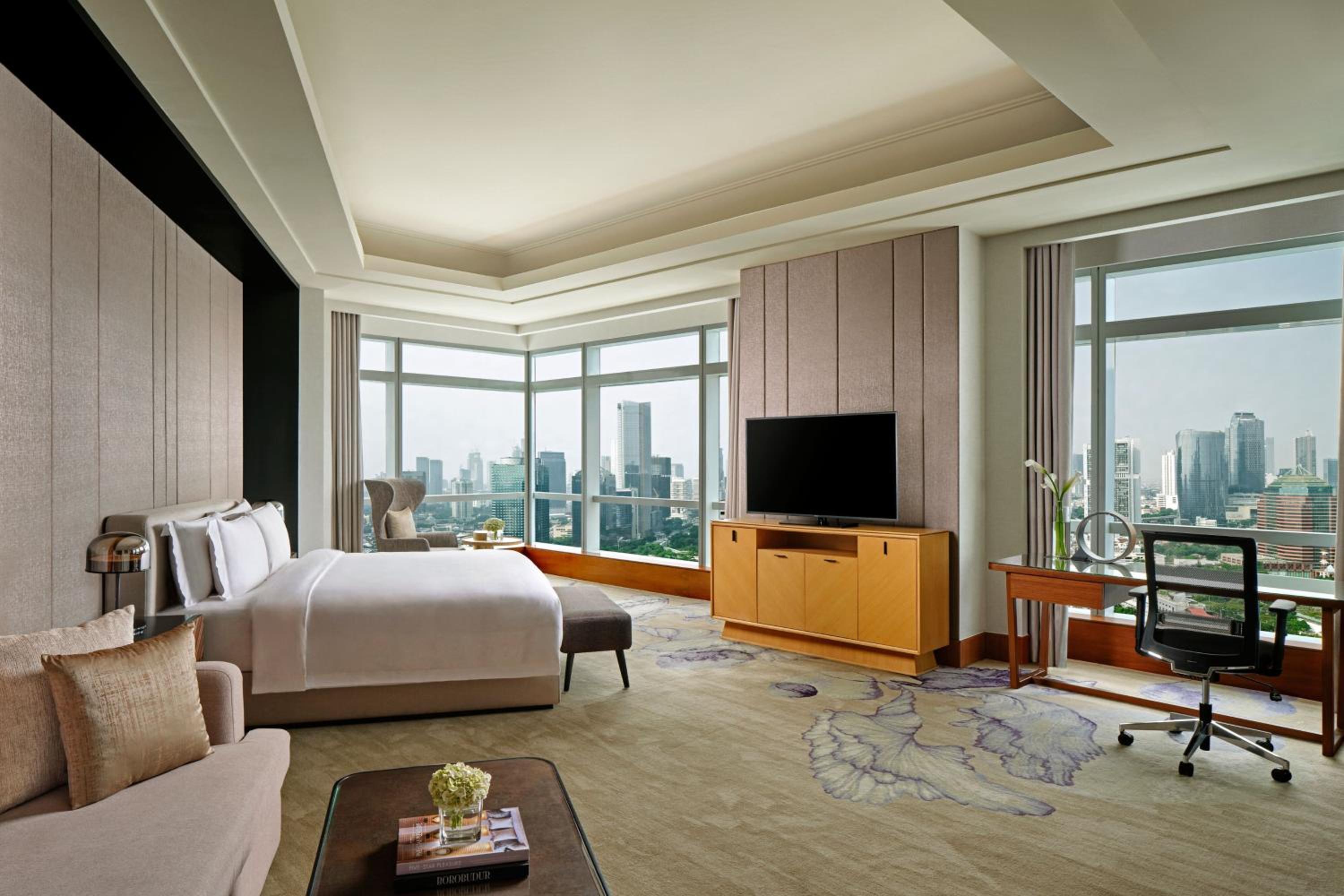 Larger Guest Room - Club Lounge Access