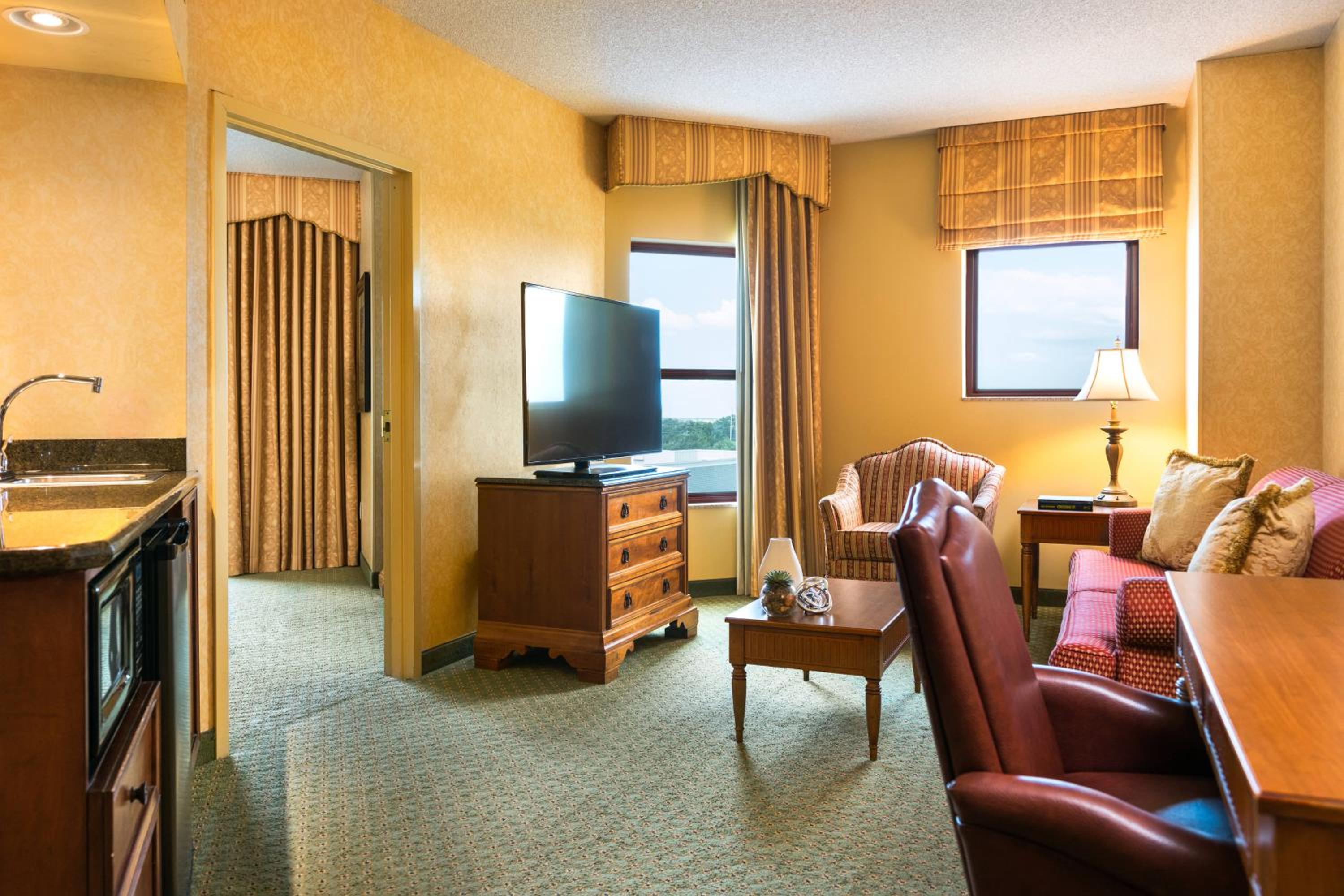 One-Bedroom King Suite with Sofa Bed and Roll-in Shower - Mobility Accessible