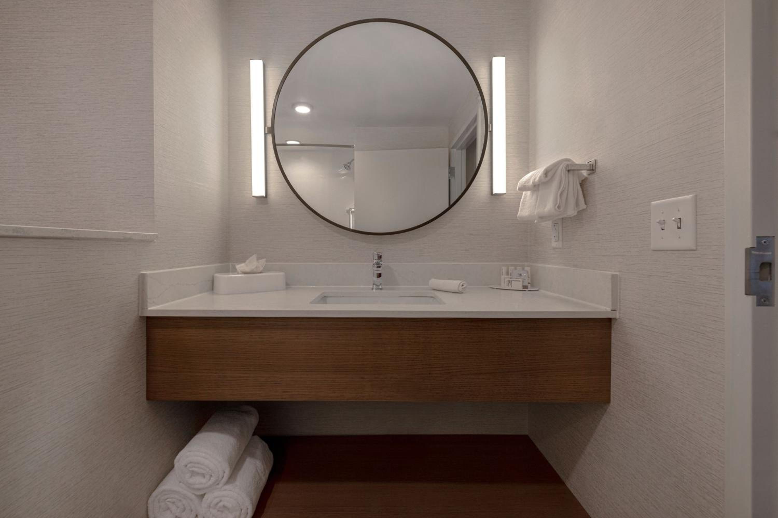 King Guest Room with City View - Photo 5