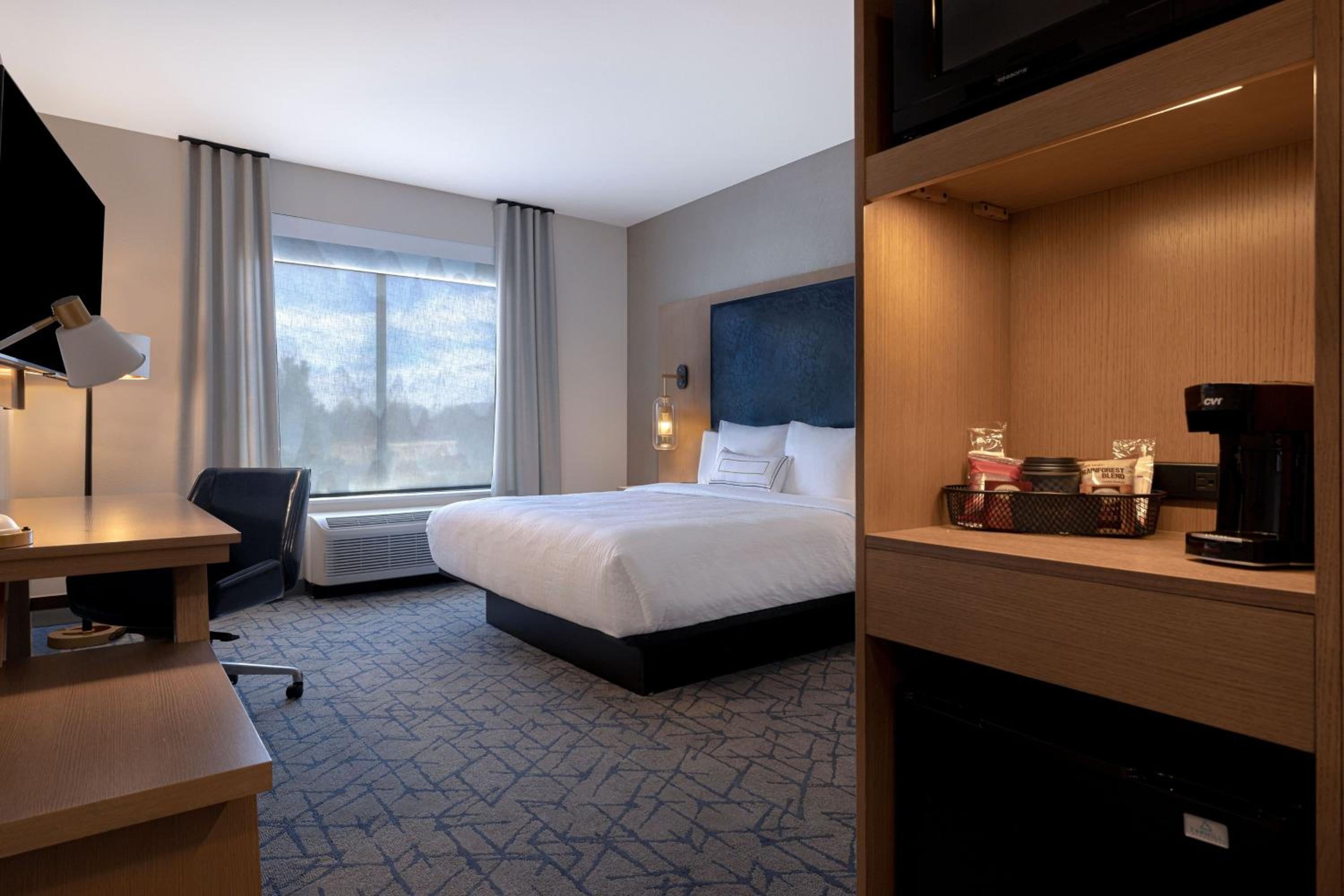 King Guest Room with City View - Photo 8