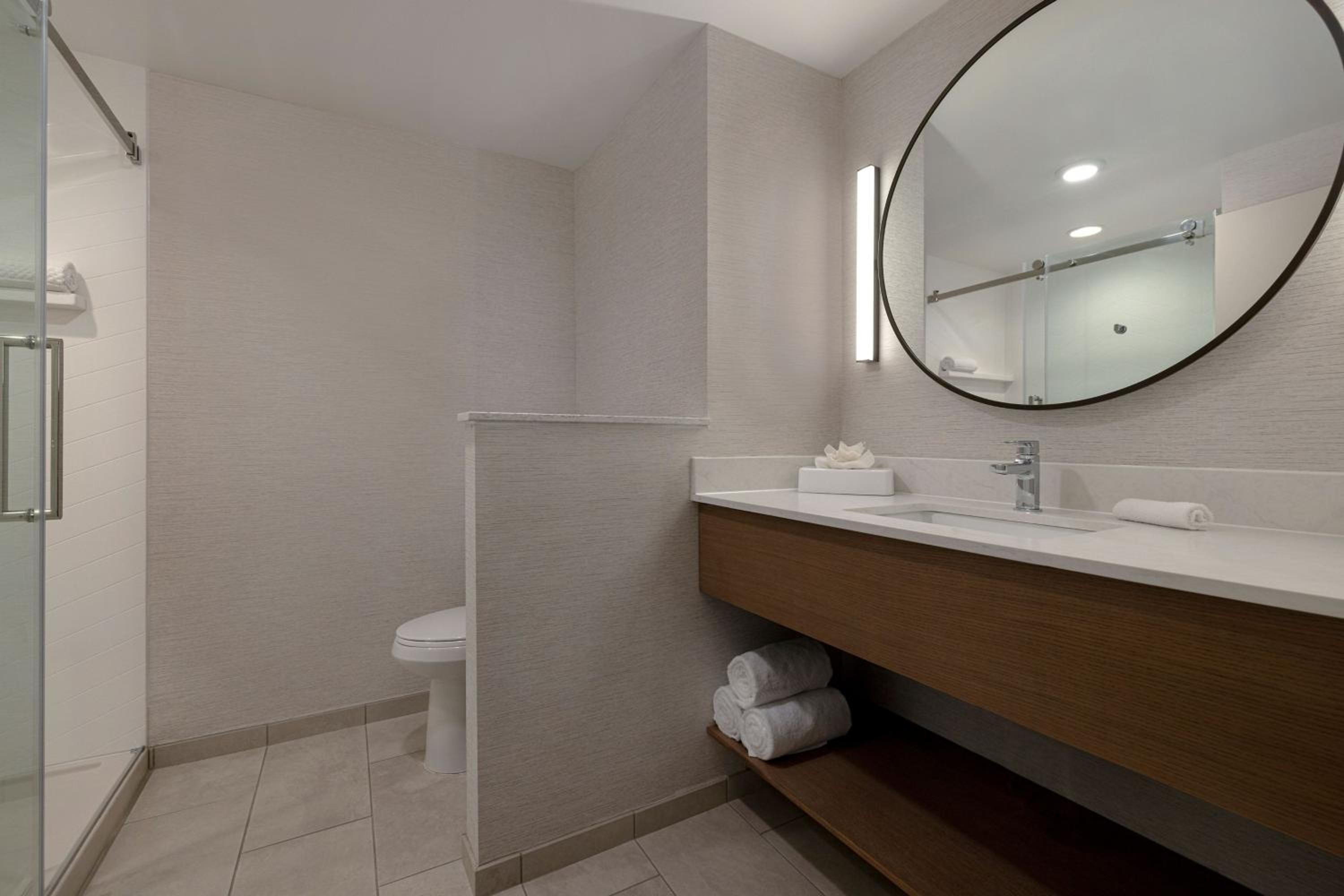 King Guest Room with City View - Photo 6