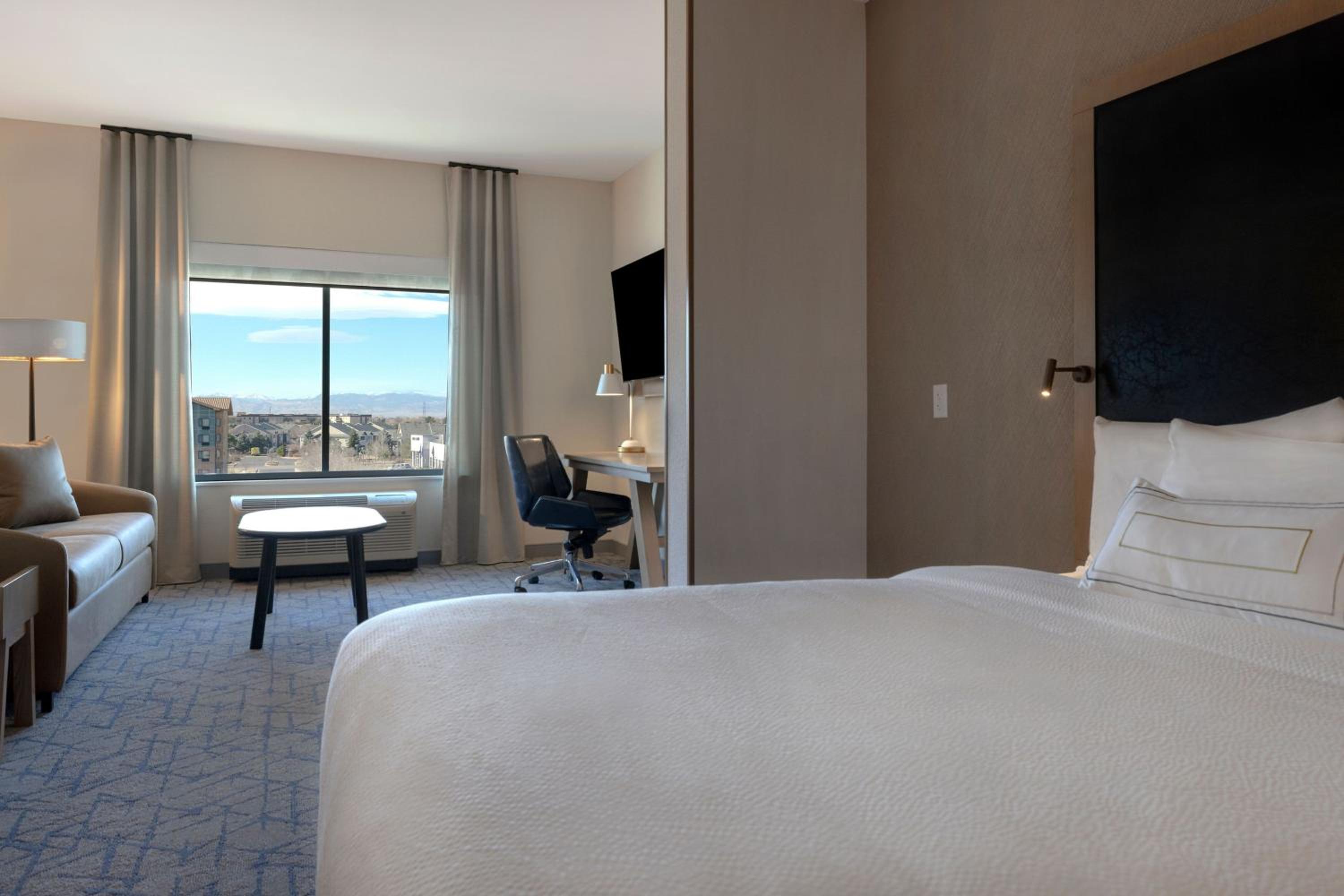 King Suite with Sofa Bed and City View - Photo 3