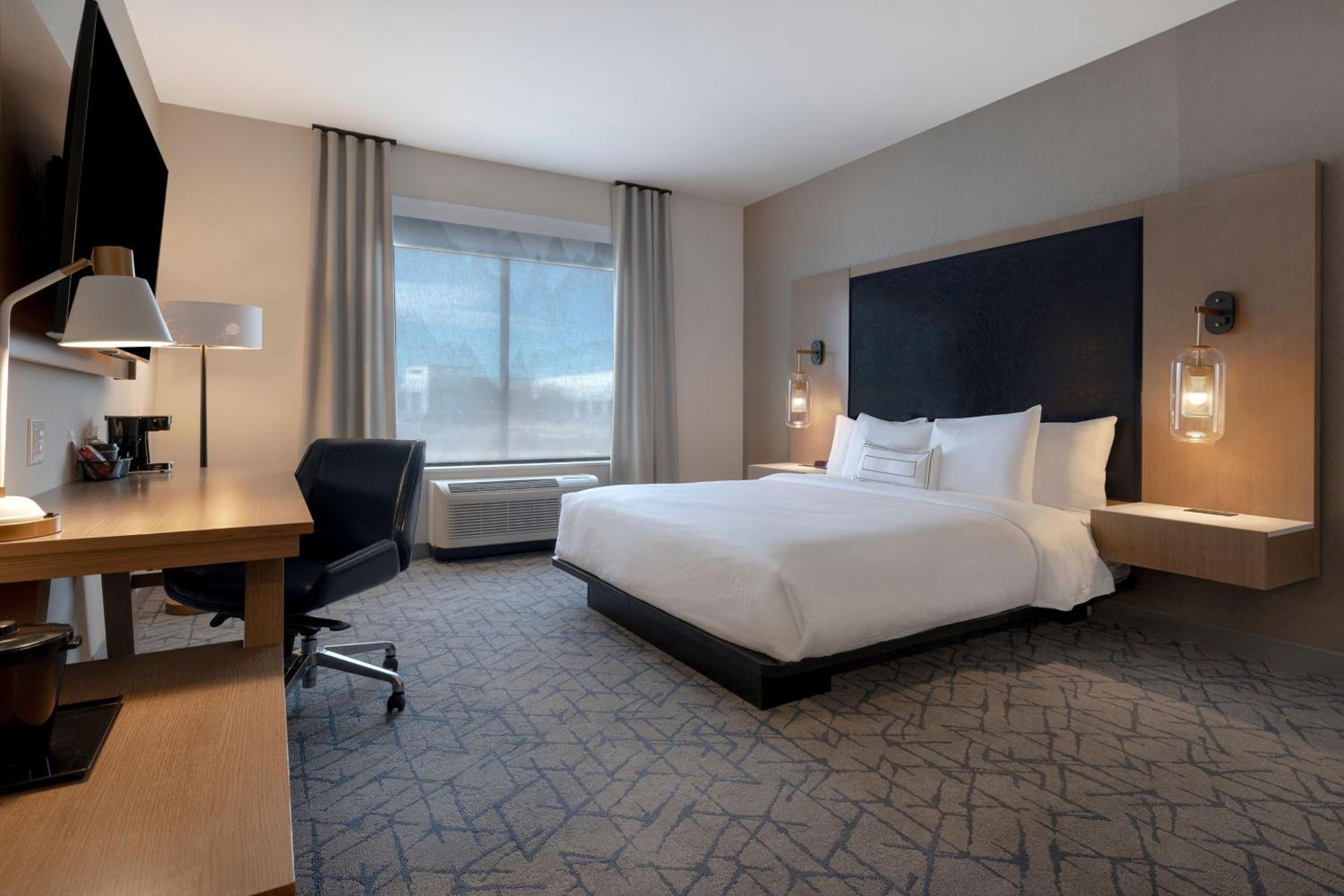 King Guest Room with City View - Photo 1