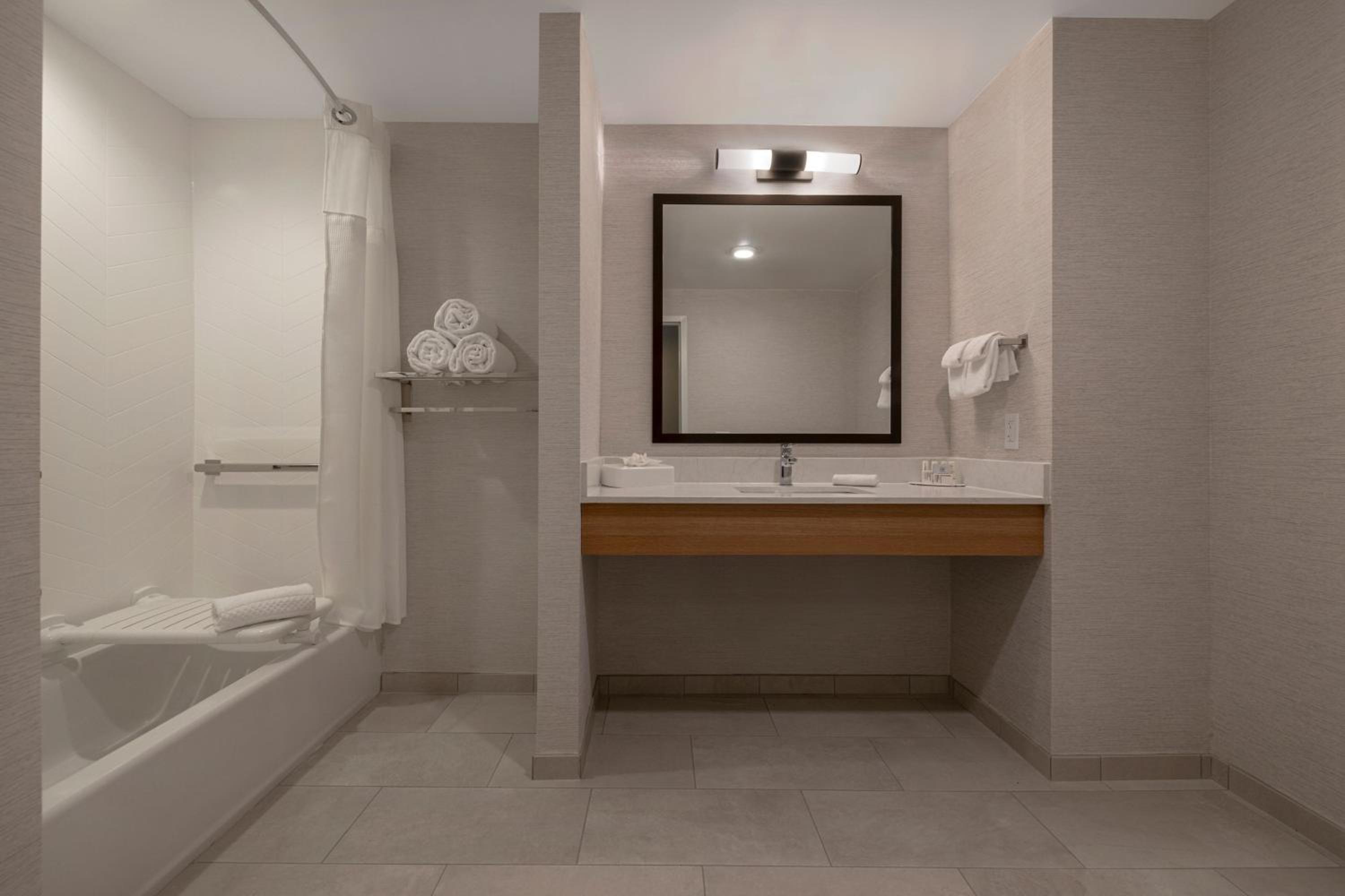 King Guest Room with City View - Photo 4