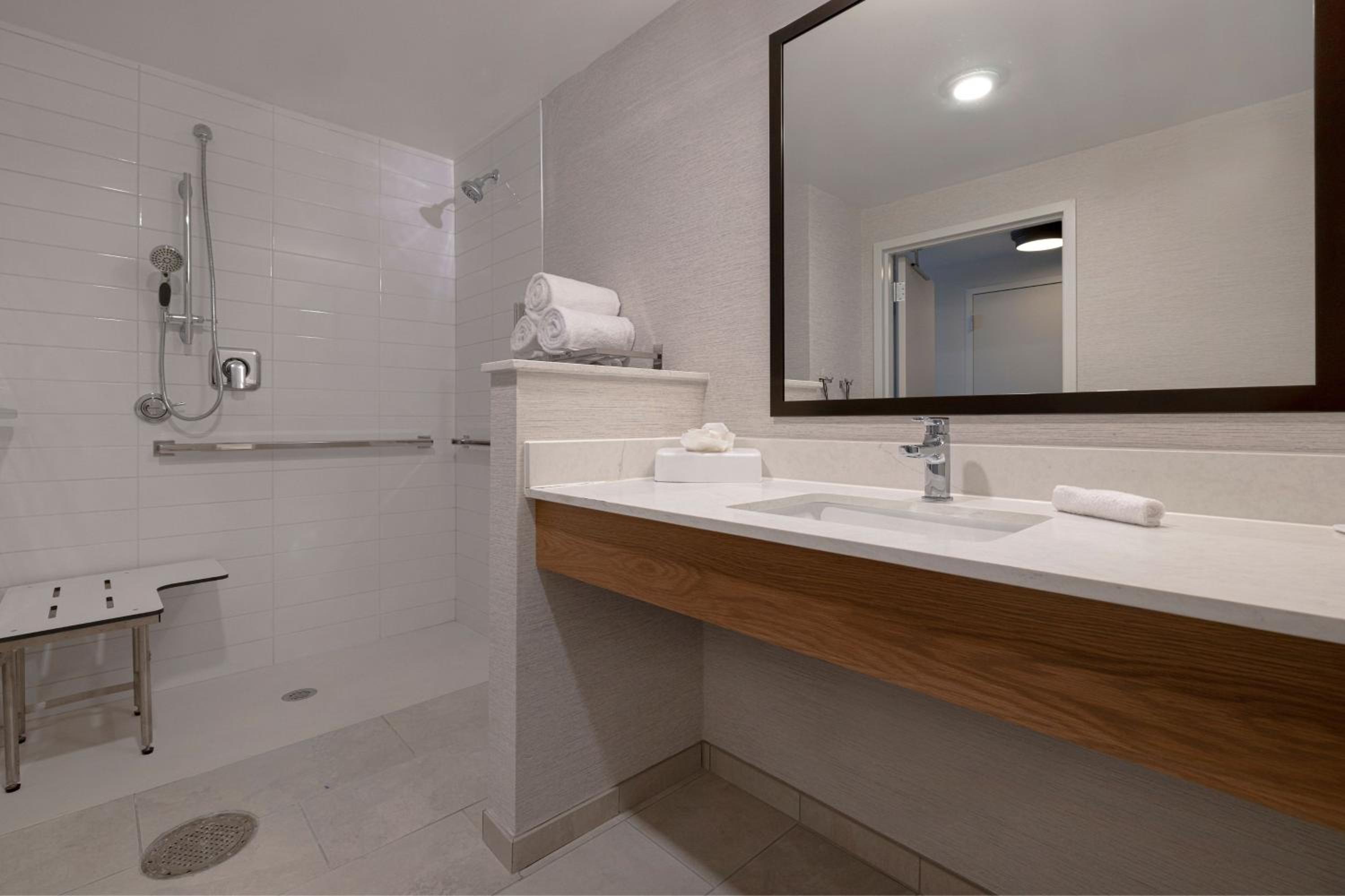 Queen Room with Two Queen Beds - City View - Photo 4