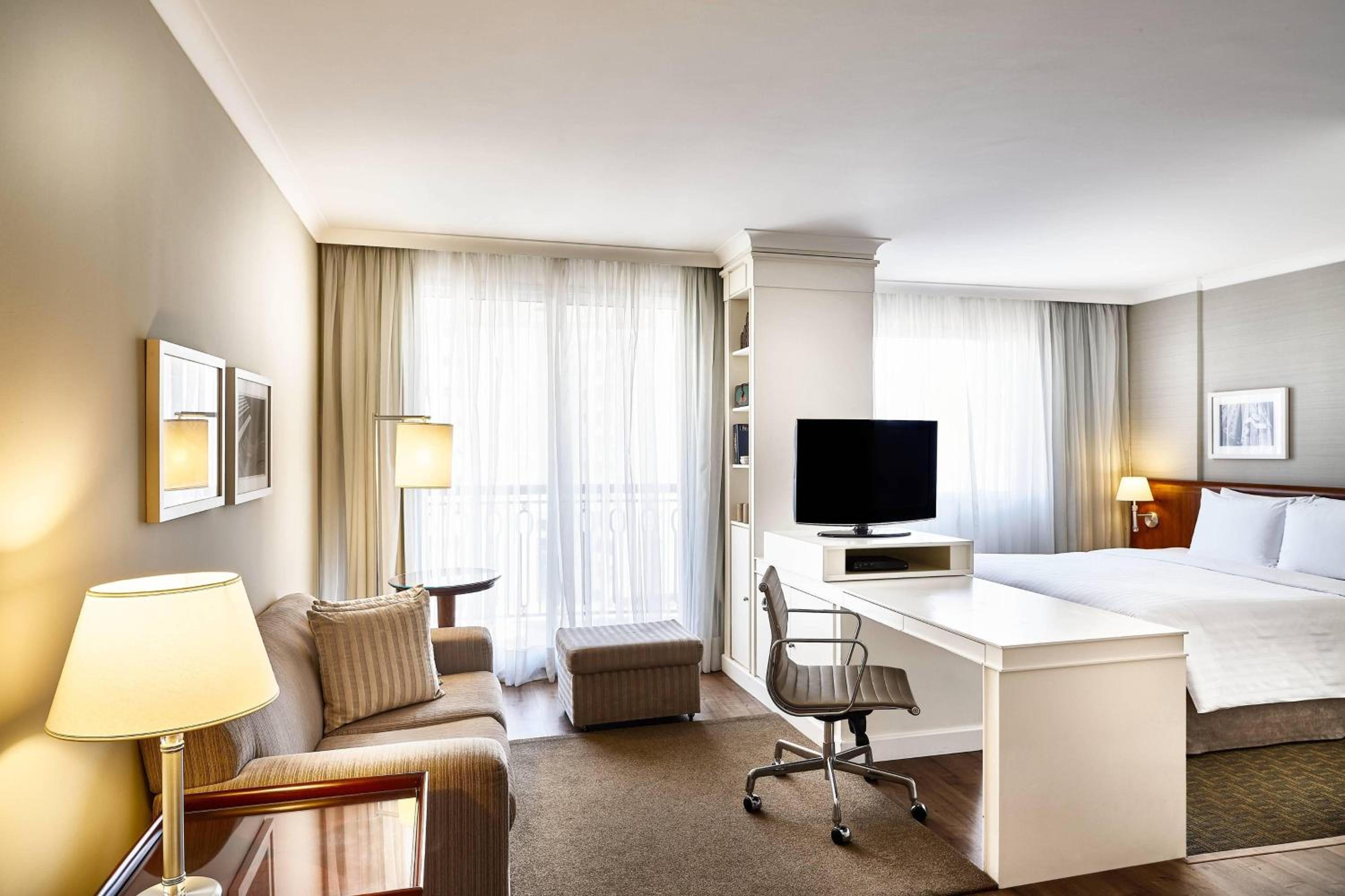 One-Bedroom Apartment with Balcony and City View thumbnail 6