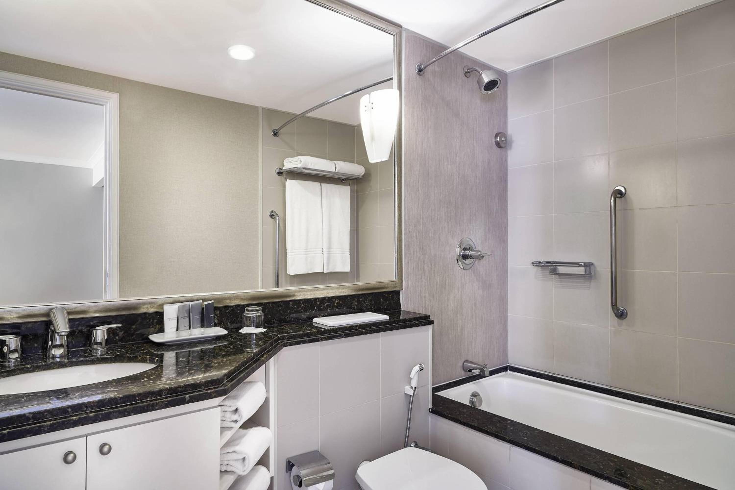 One-Bedroom Apartment with Balcony and City View thumbnail 5