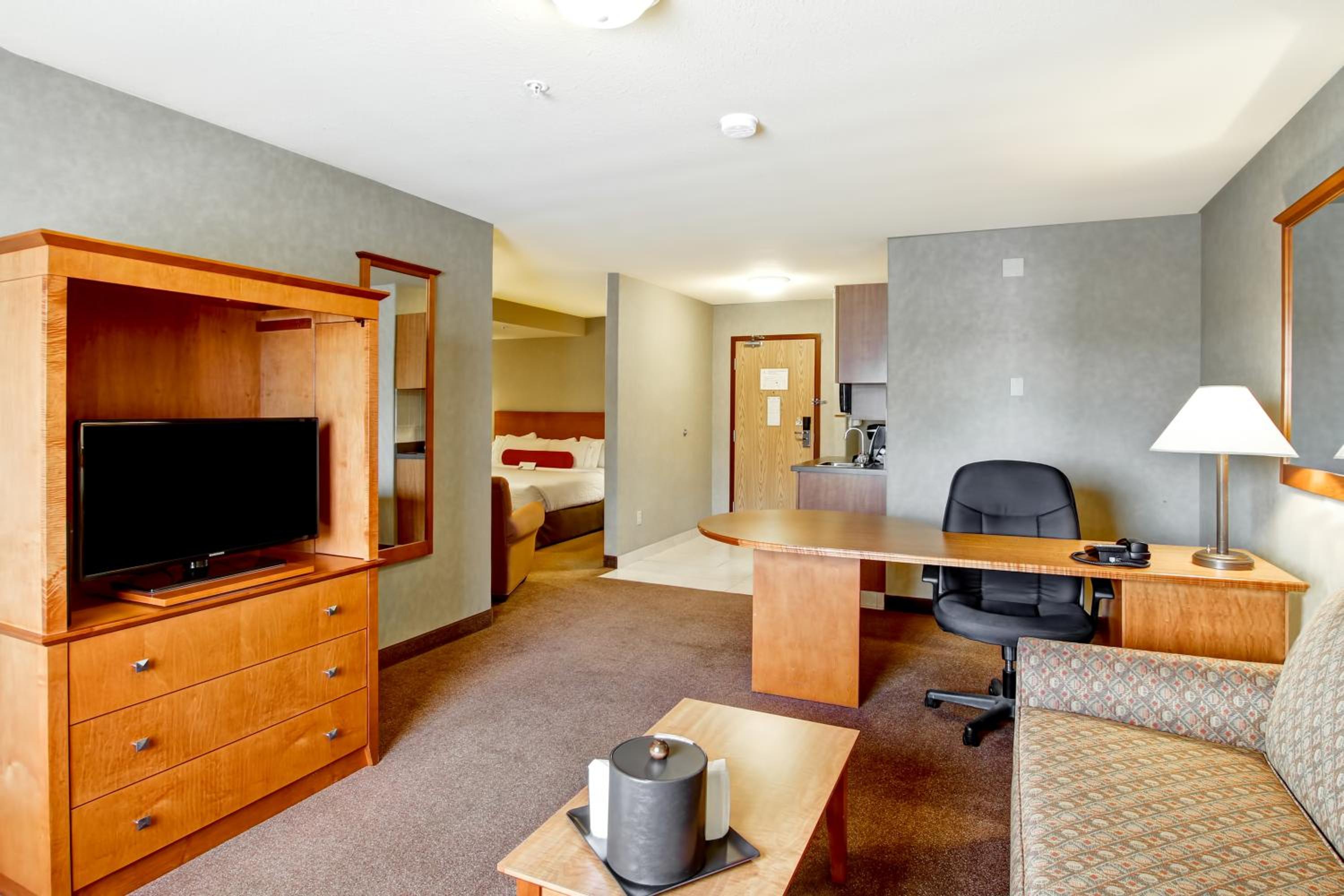 Deluxe King Suite - Non-Smoking - Photo 3