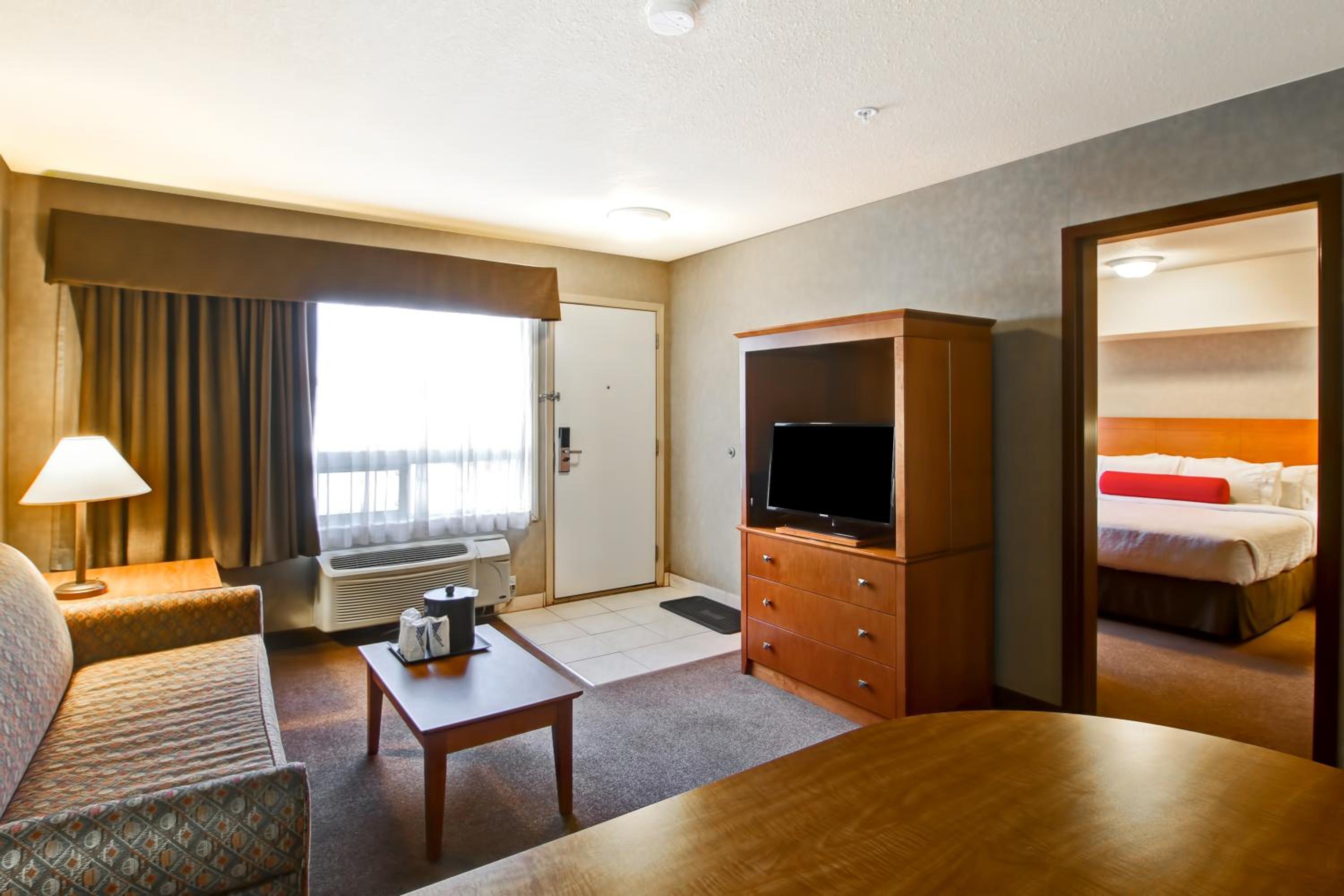 One-Bedroom King Suite - Non-Smoking - Photo 3
