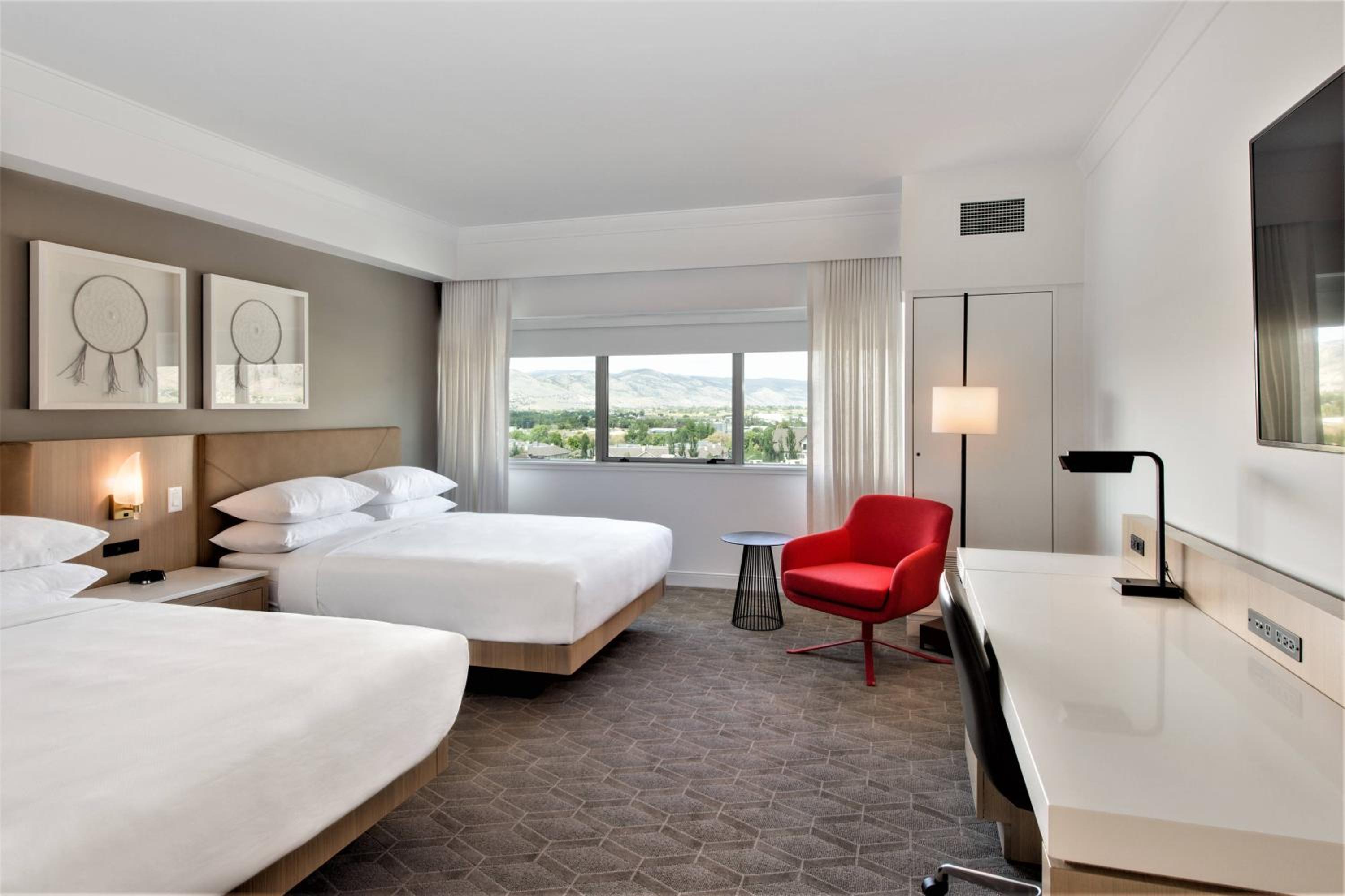 Larger Guest room, 2 Queen, Mountain view - Photo 1