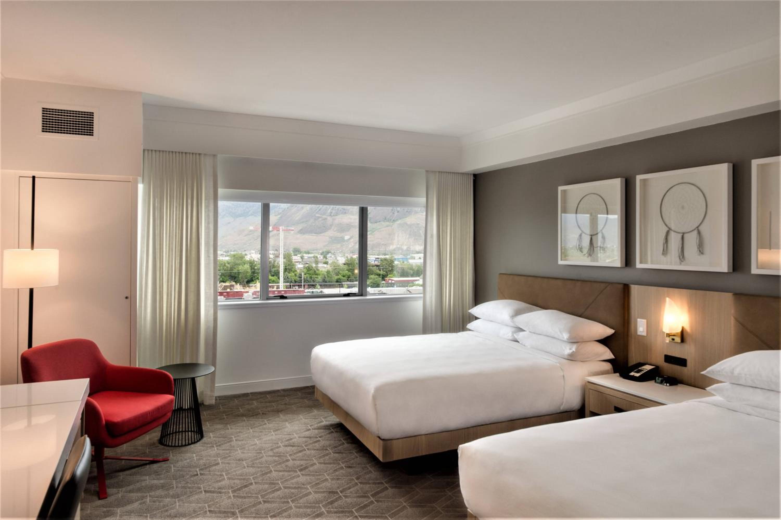 Larger Guest room, 2 Queen, Mountain view - Photo 3
