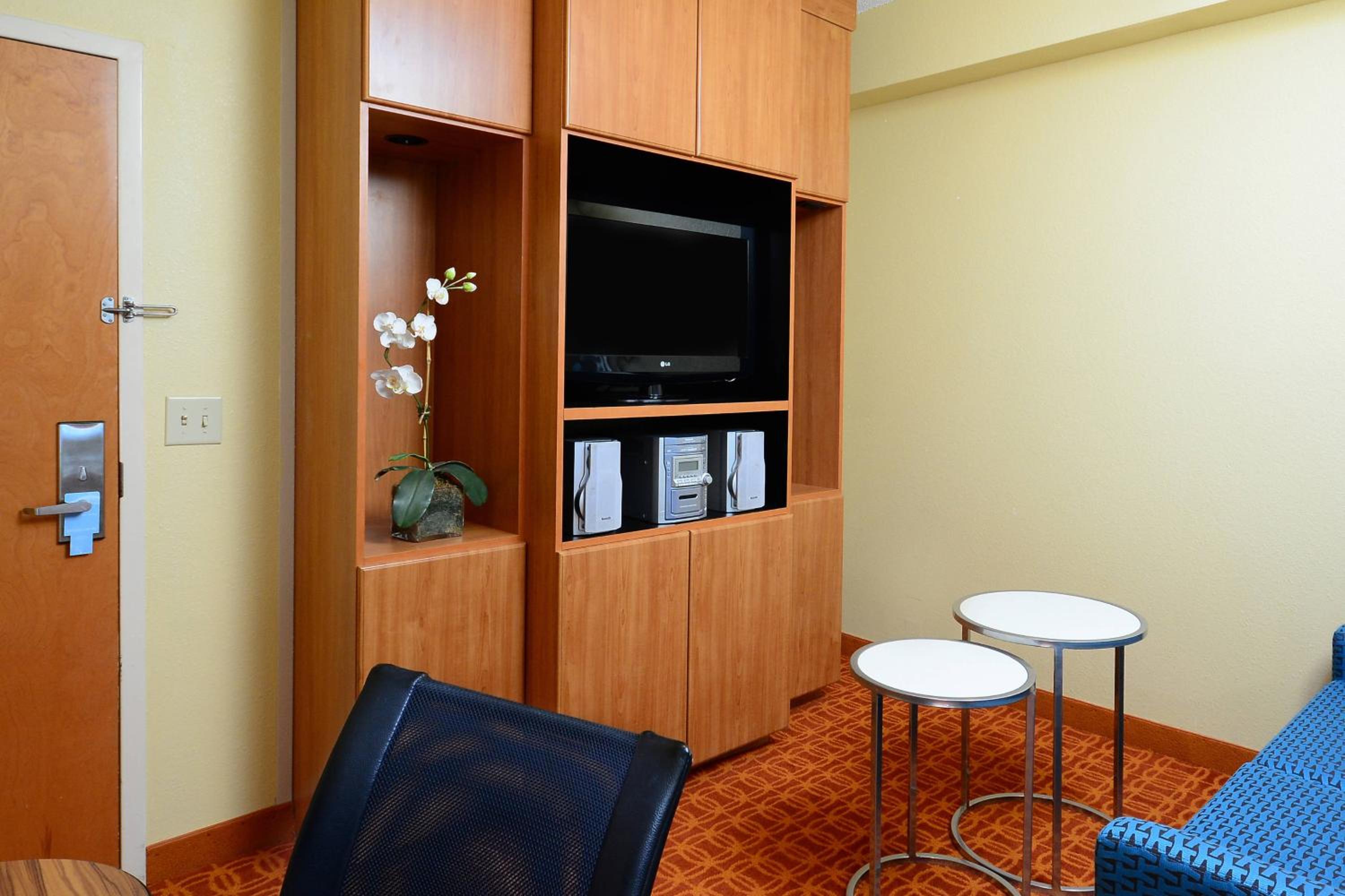 1 Bedroom 2 room Suite, 1 King, Sofa bed - Photo 3