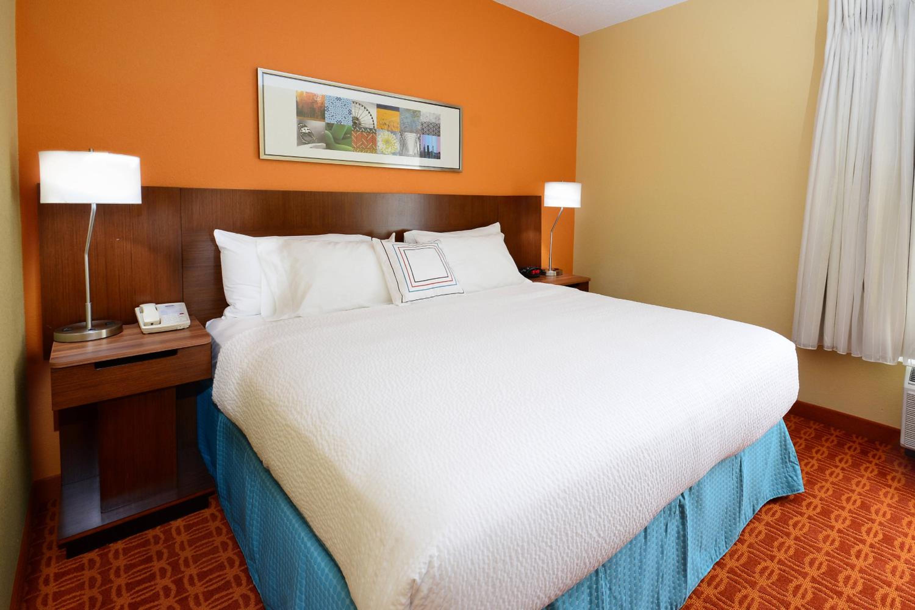 1 Bedroom 2 room Suite, 1 King, Sofa bed - Photo 4