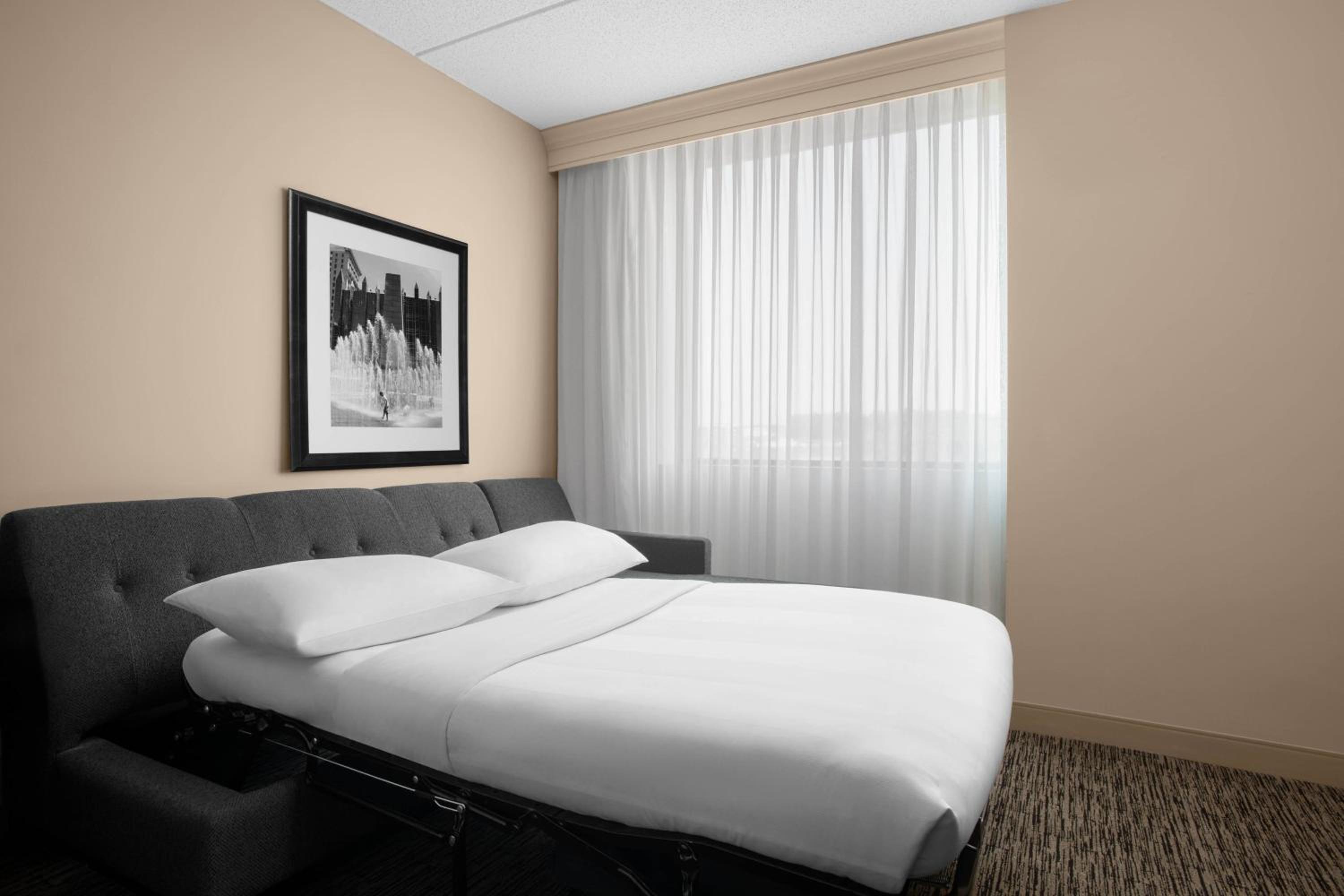 King Room with Sofa Bed - Photo 4