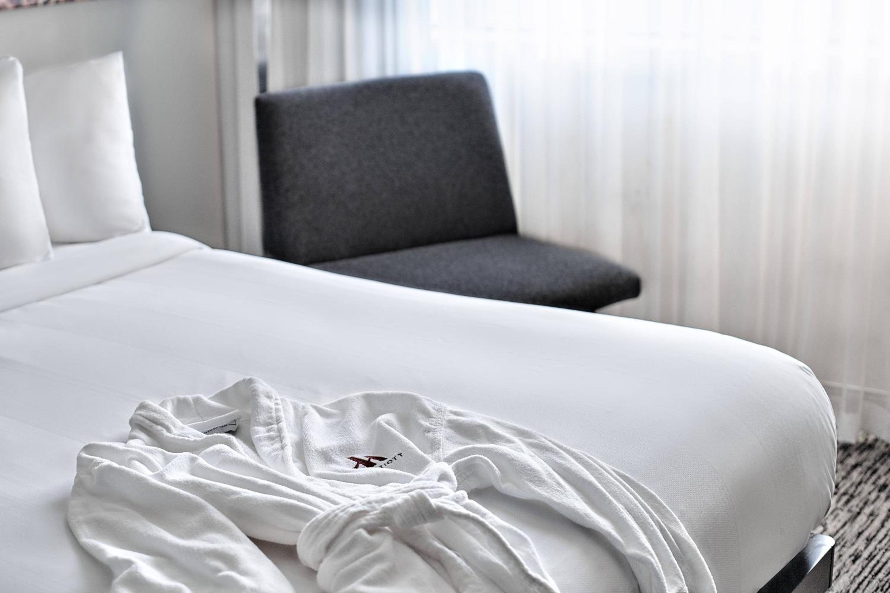 Concierge Level King Room - Photo 10