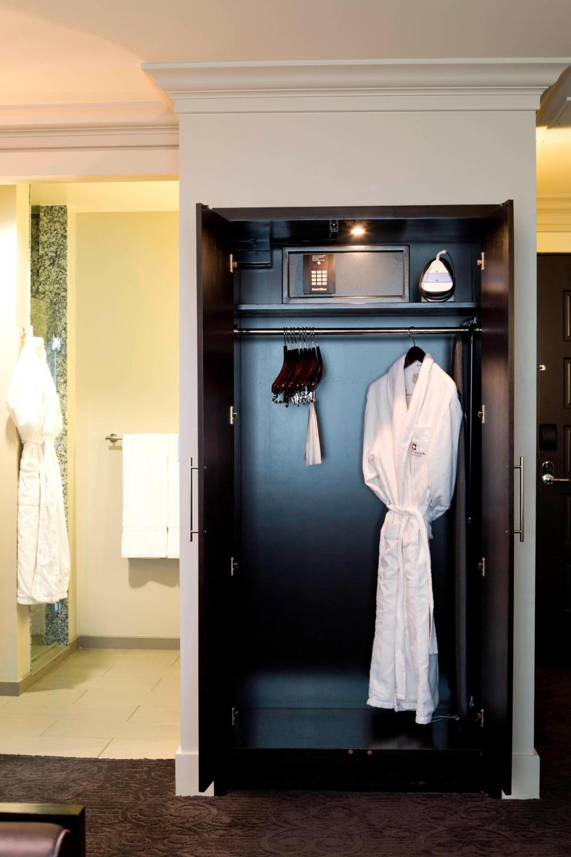 Standard King Room - Photo 3