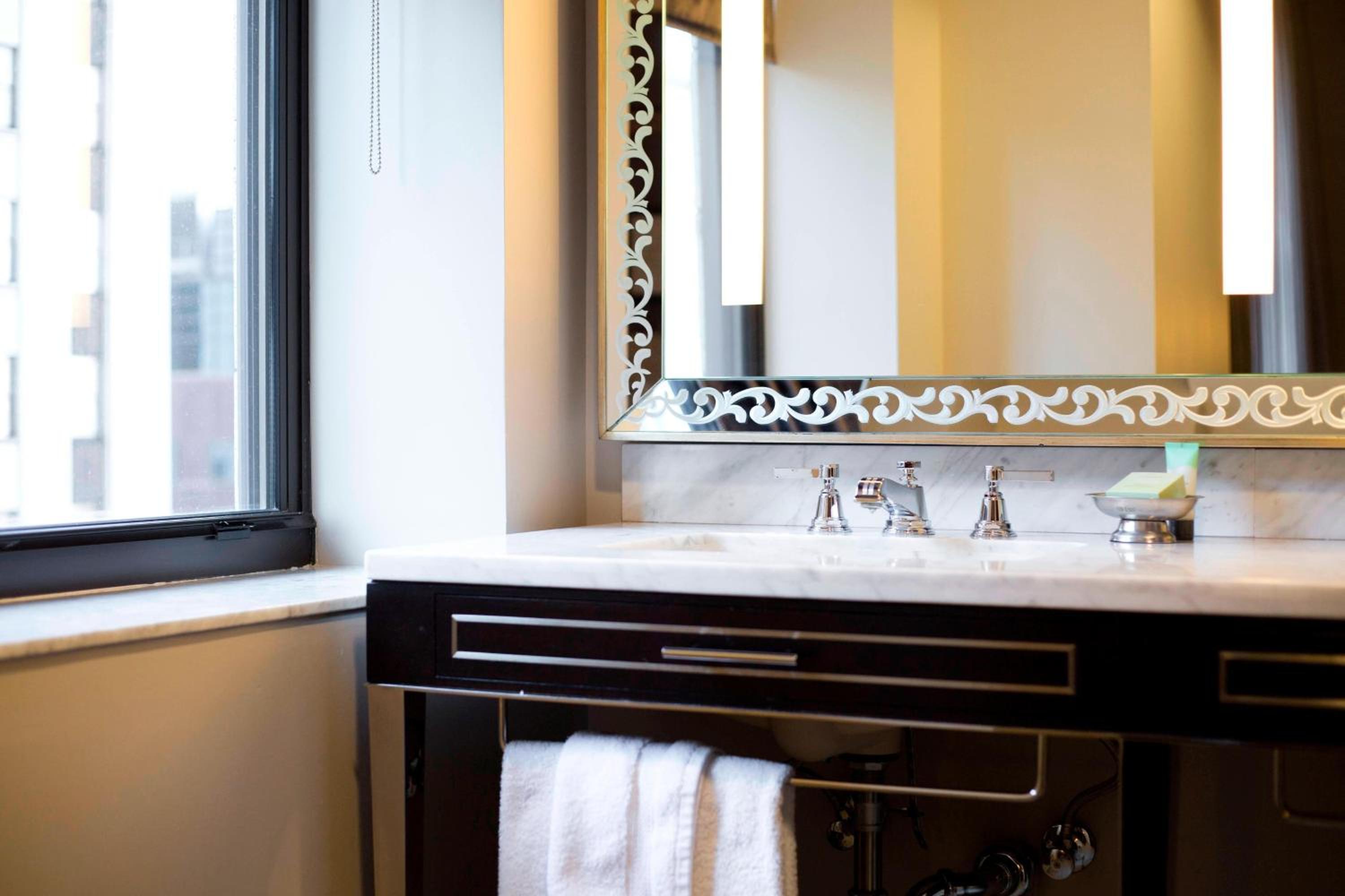 Deluxe King Room - Photo 5