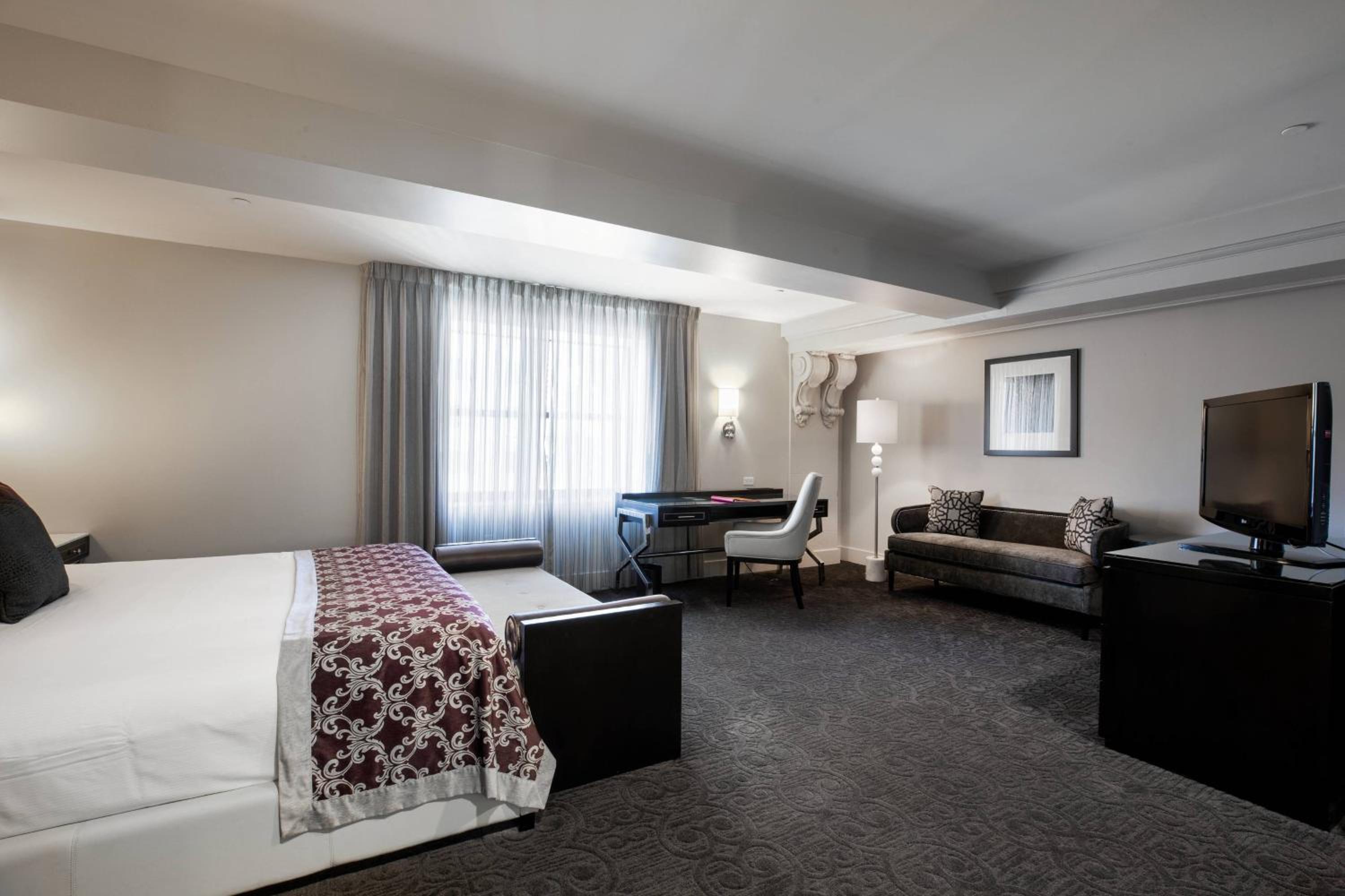 Deluxe King Room - Photo 7
