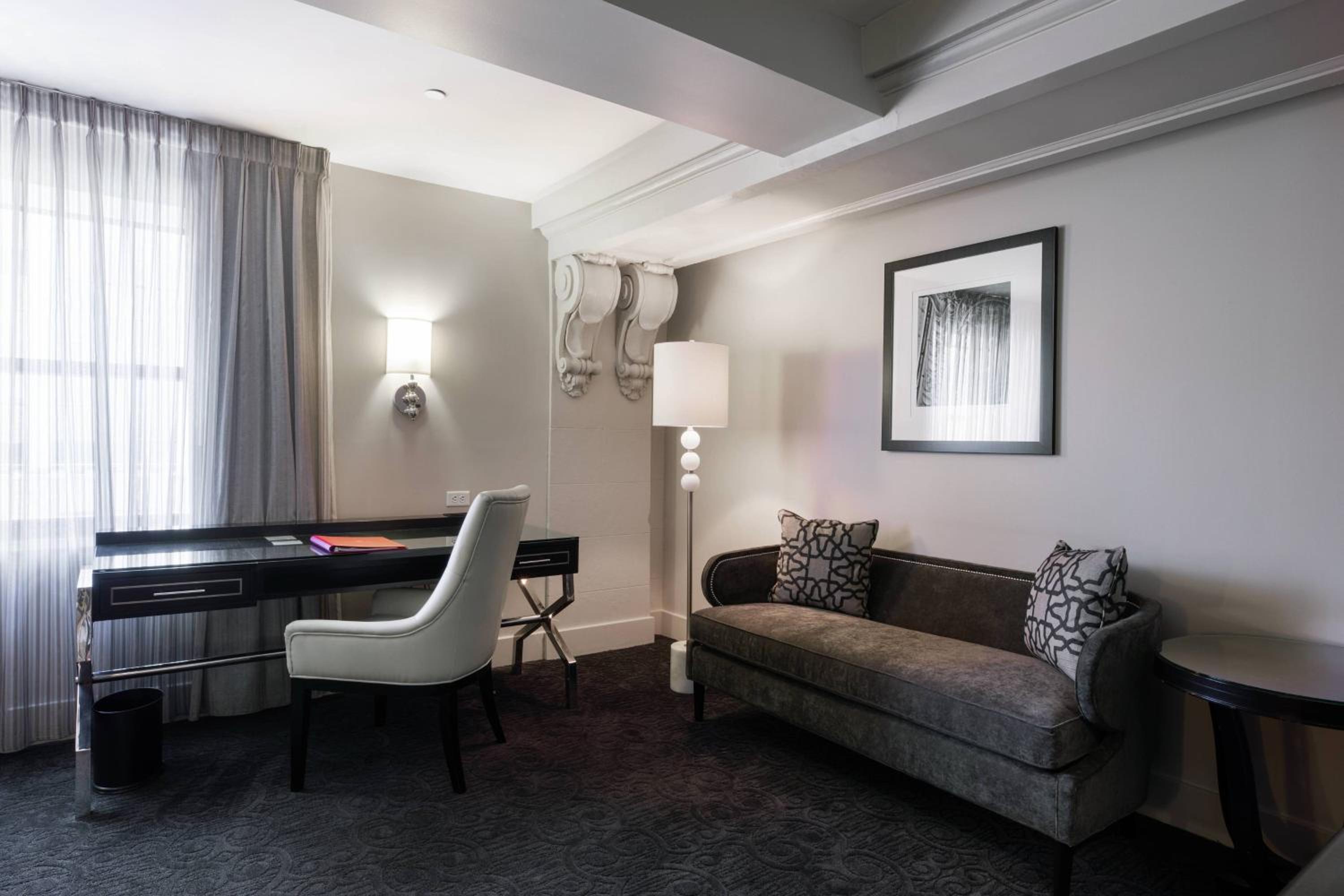 Deluxe King Room - Photo 3