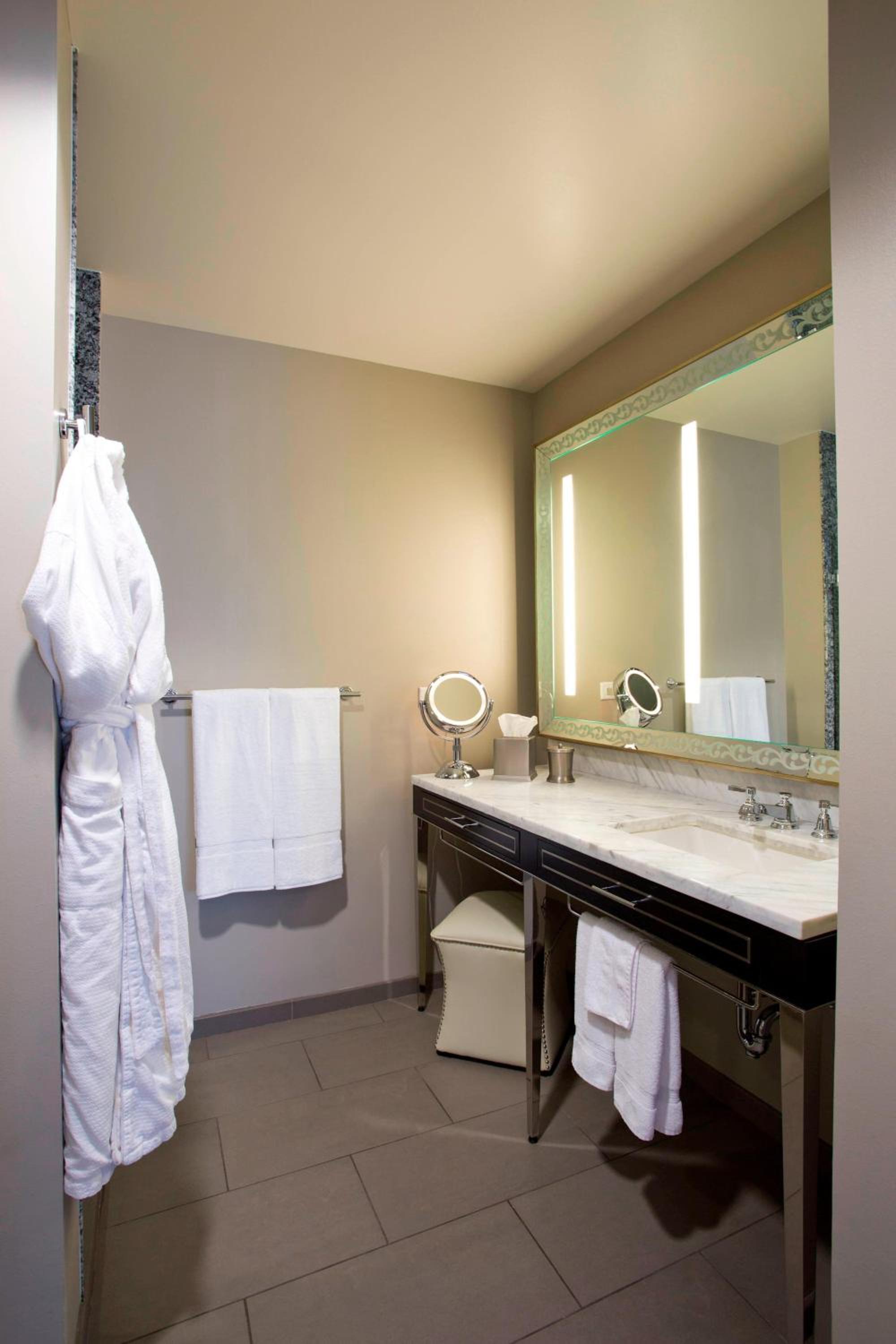 Standard King Room - Photo 2