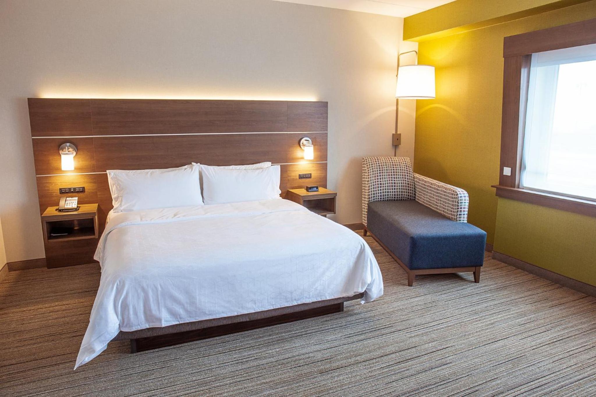 Standard King Room with Roll-In Shower - Mobility Access - Photo 1