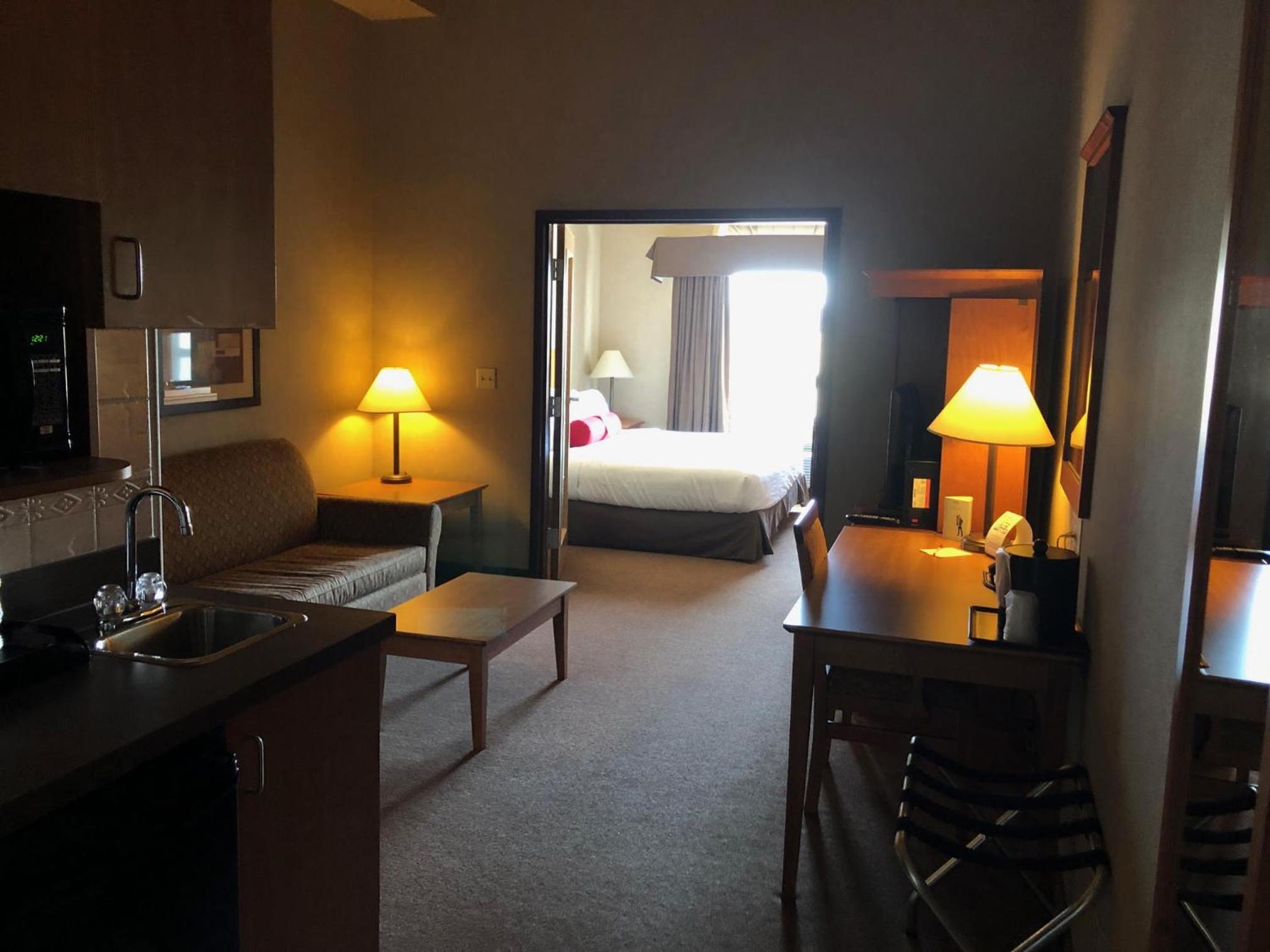 King Suite - Non-Smoking - Photo 5