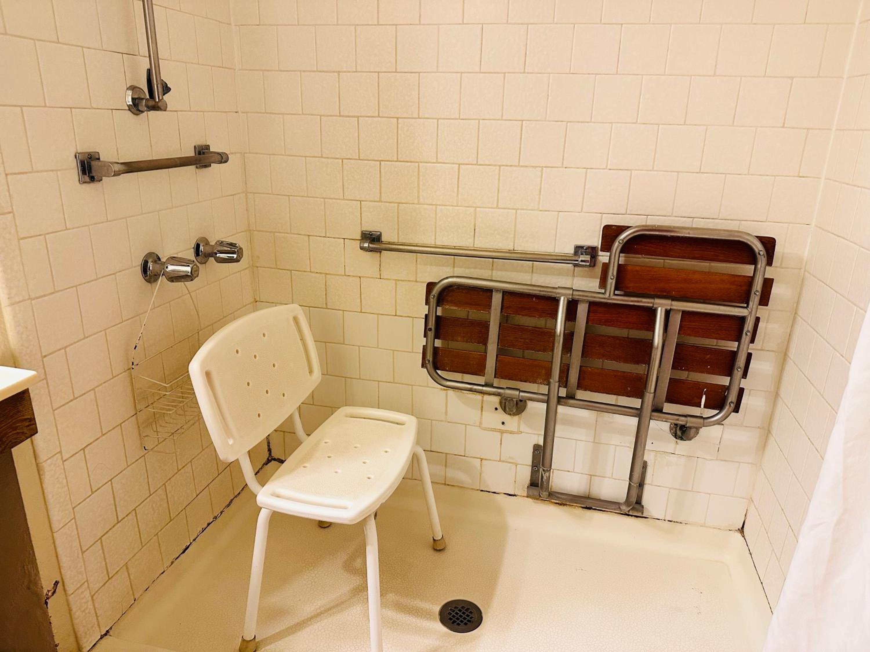 Queen Room - Disability Access - Photo 6