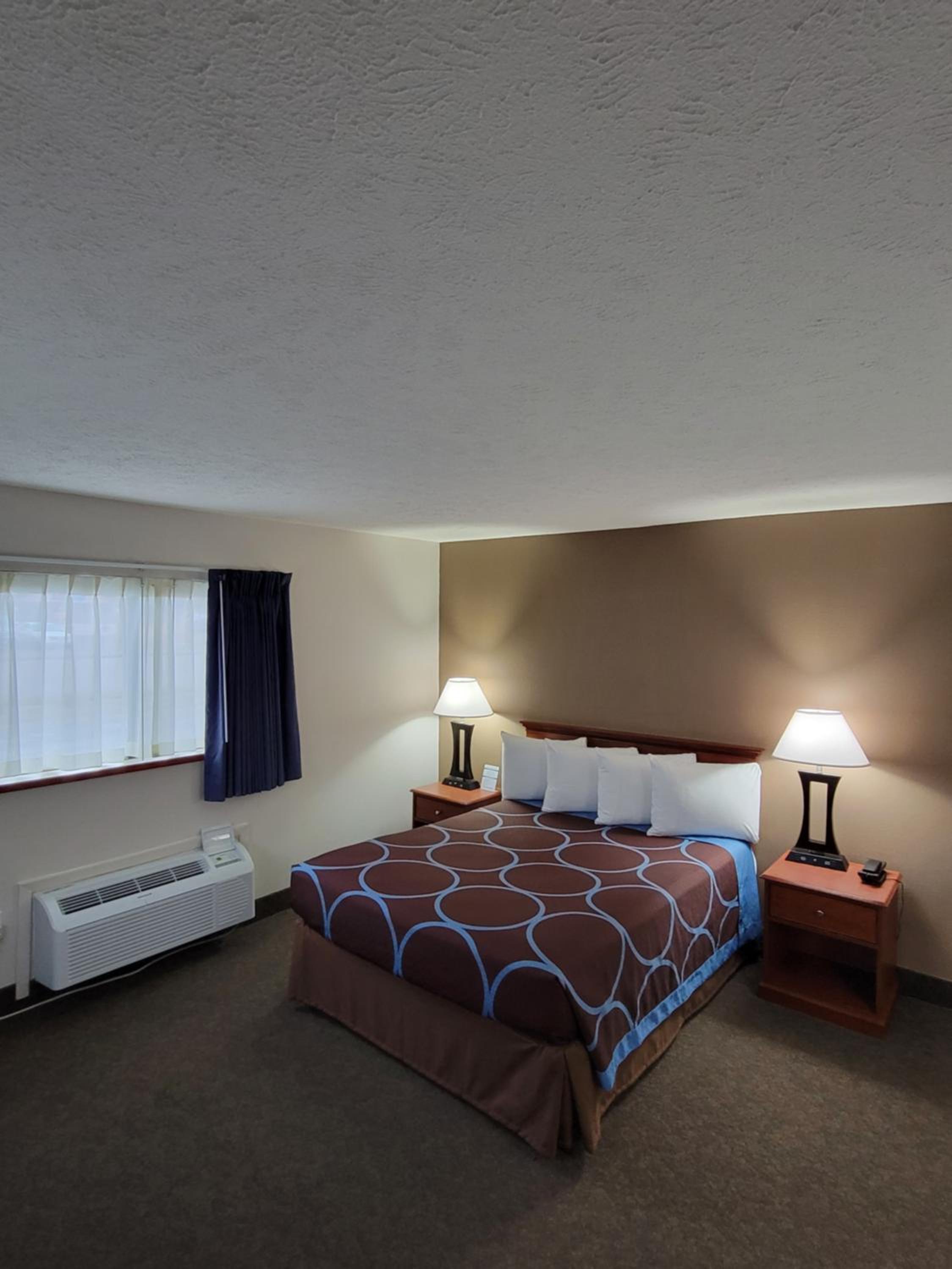 King Room - Non-Smoking - Photo 8