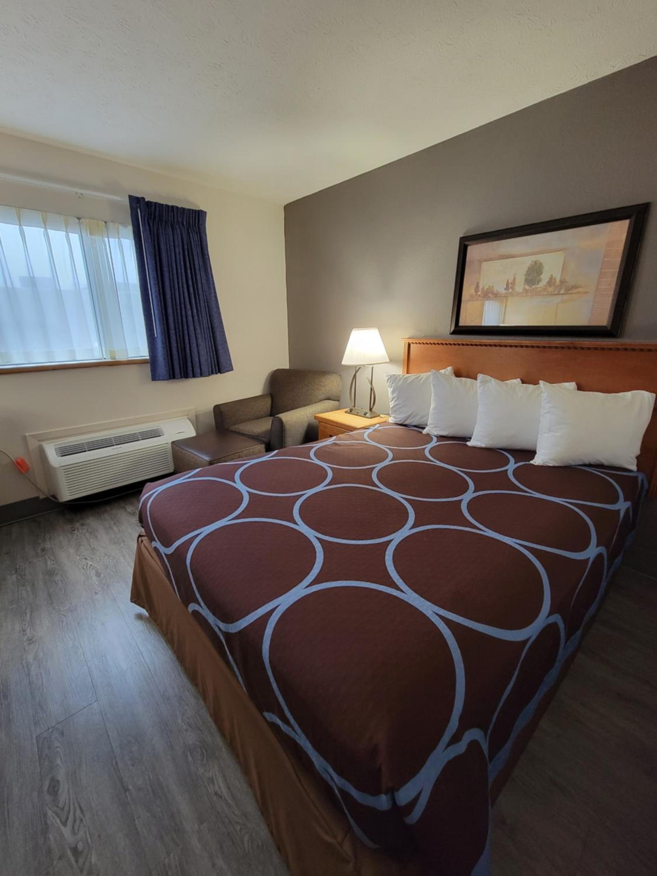 Queen Room with Roll-In Shower - Disability Access - Photo 7