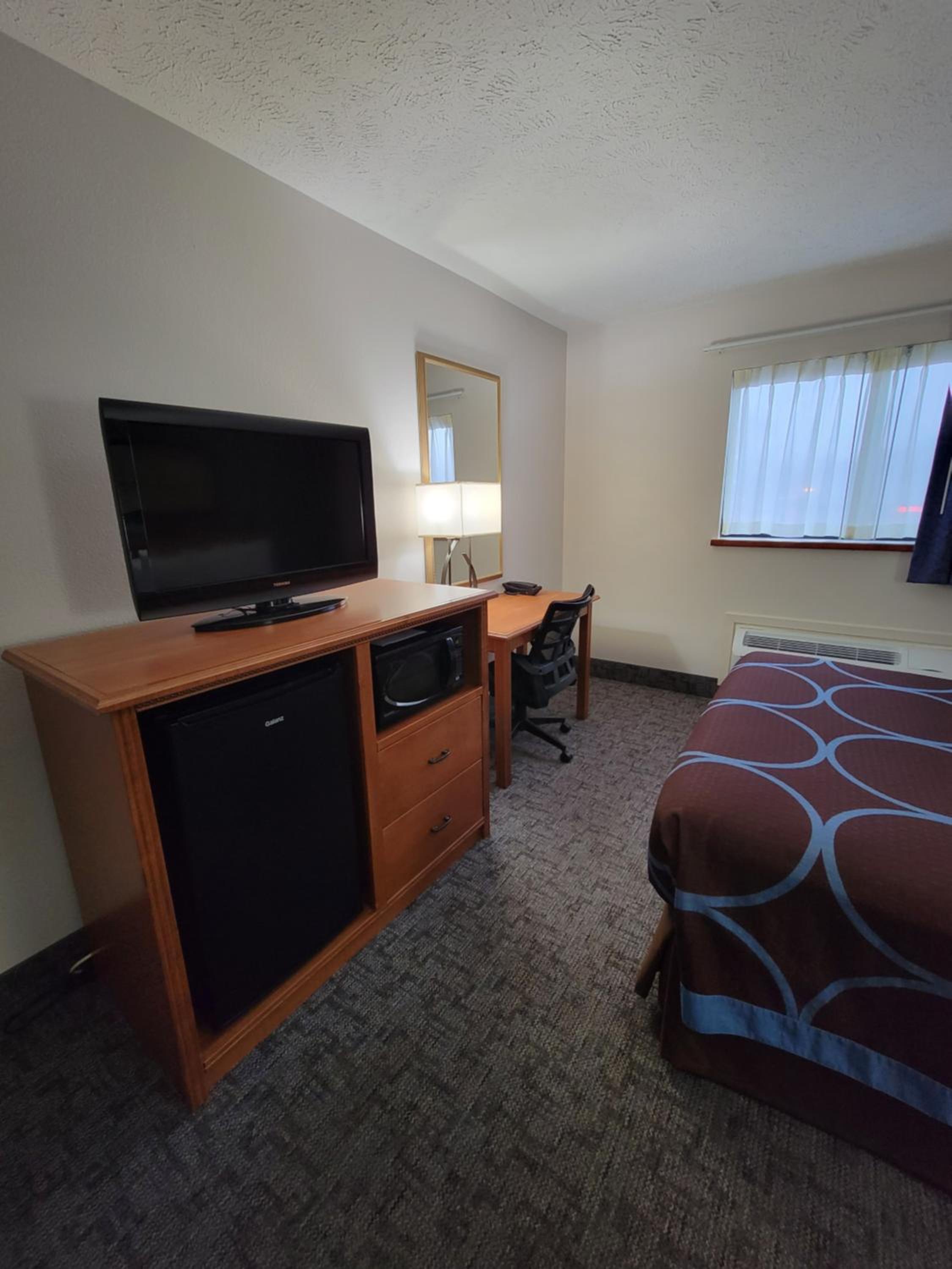 Queen Rooms with Two Queen Beds - Non-Smoking - Photo 10