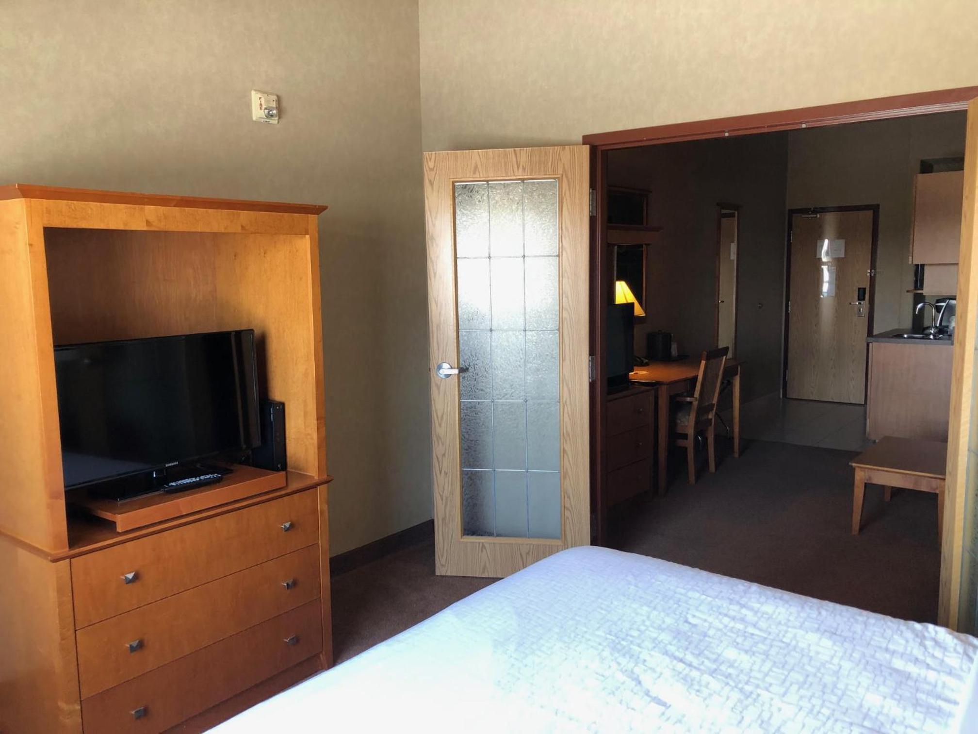 King Suite - Non-Smoking - Photo 4