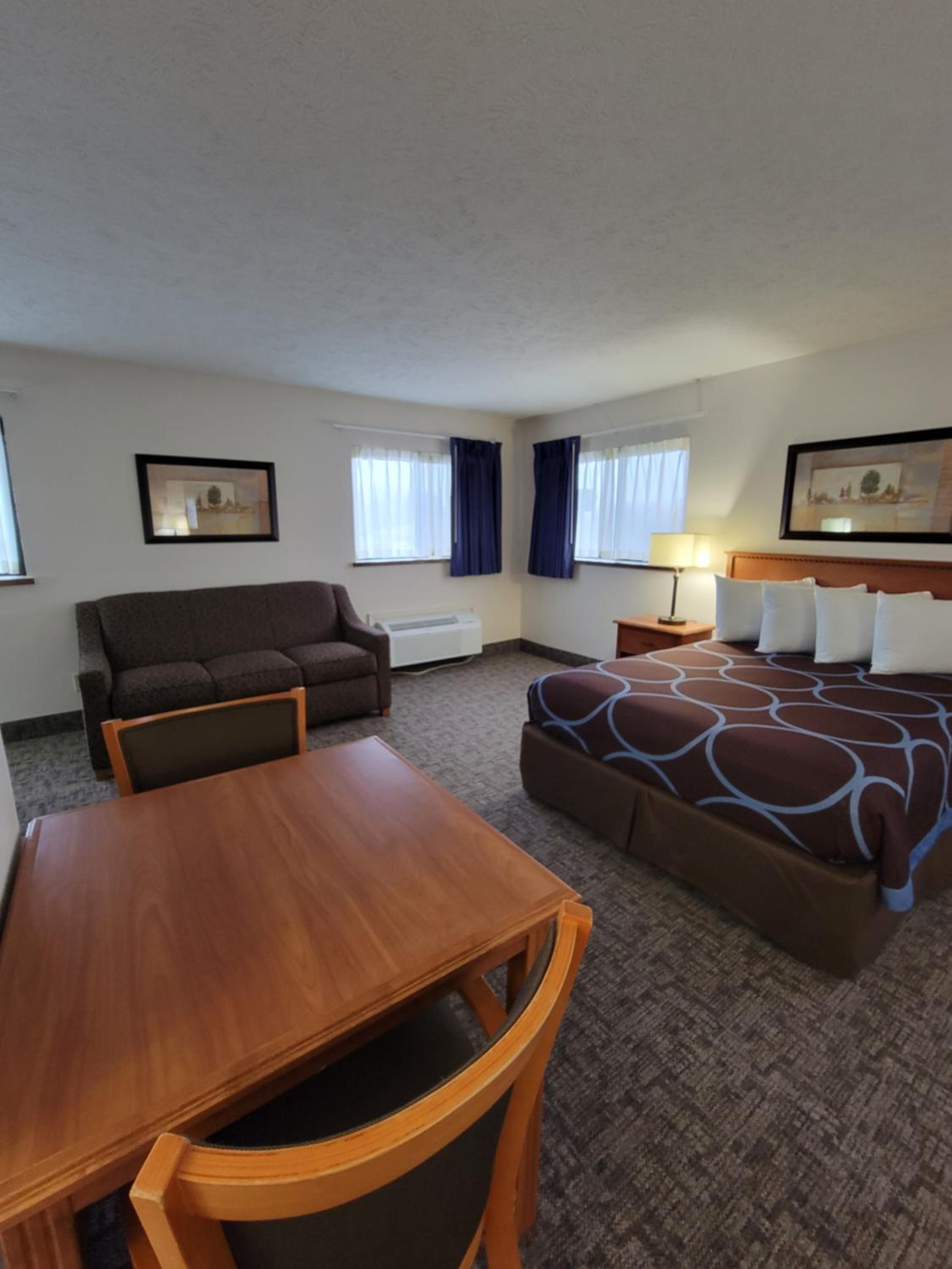 Large Queen Room with Two Queen Beds - Photo 7