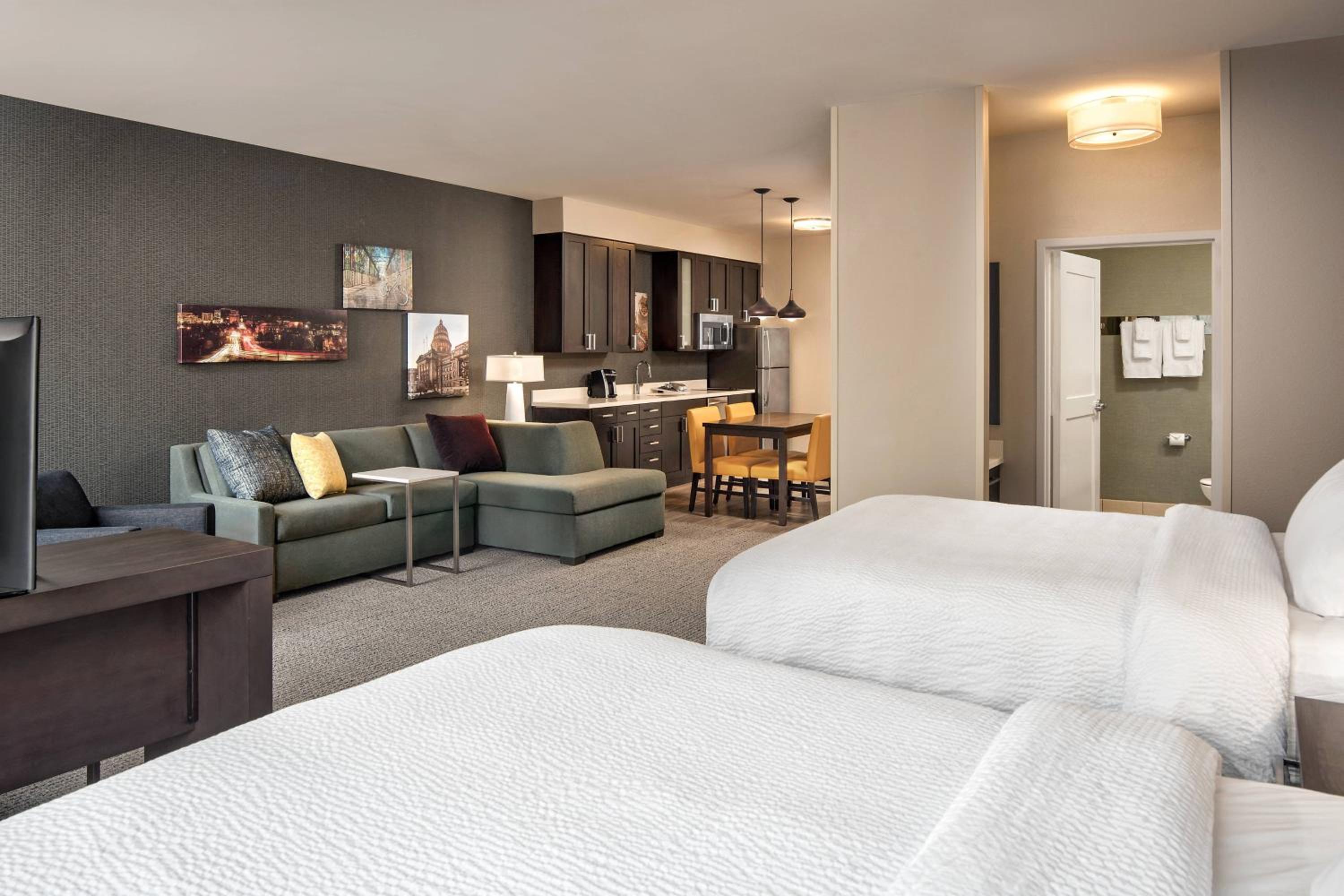 Studio with Two Queen Beds and City View photo 2