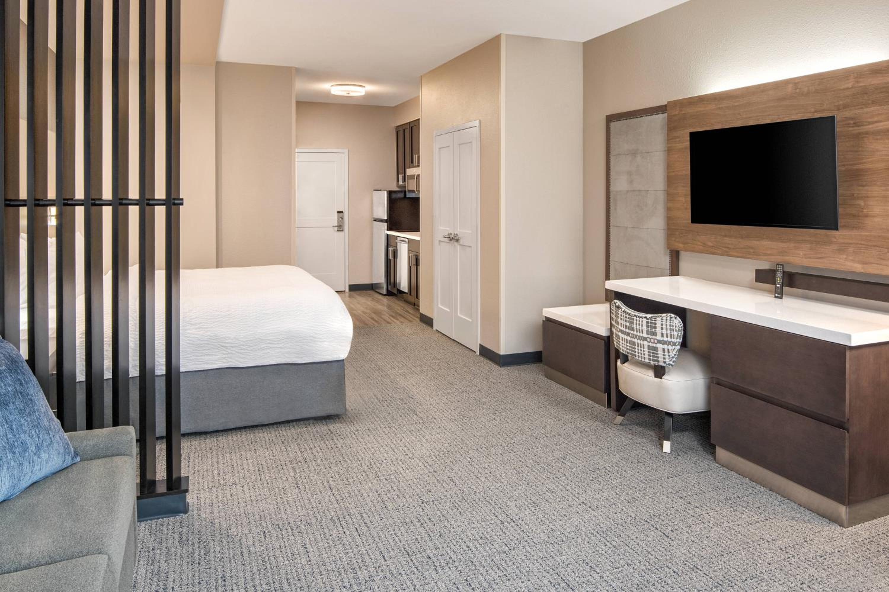 King Studio with Sofa Bed and City View photo 3