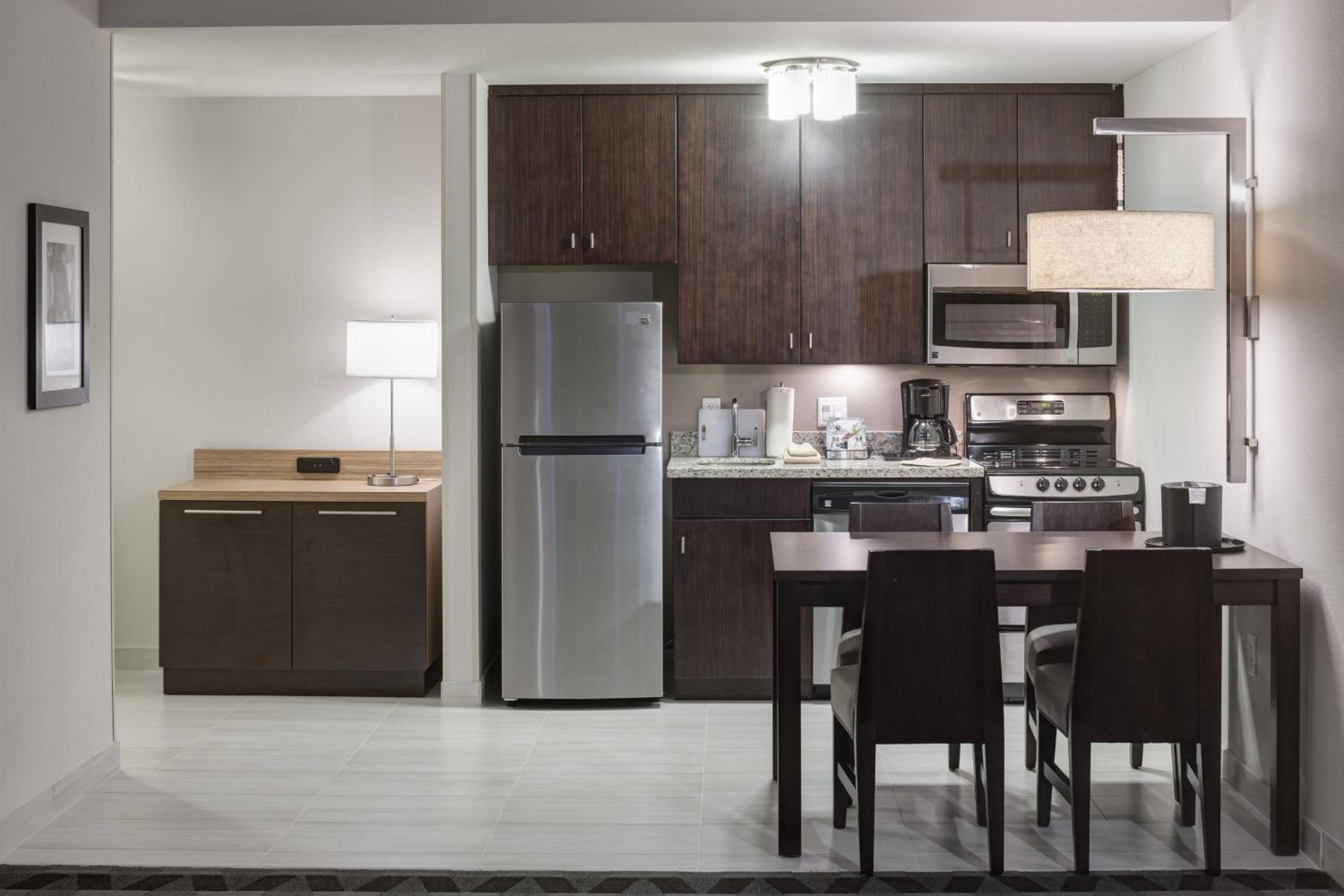 1 Bedroom Larger Suite, 2 Queen, Sofa bed photo 2