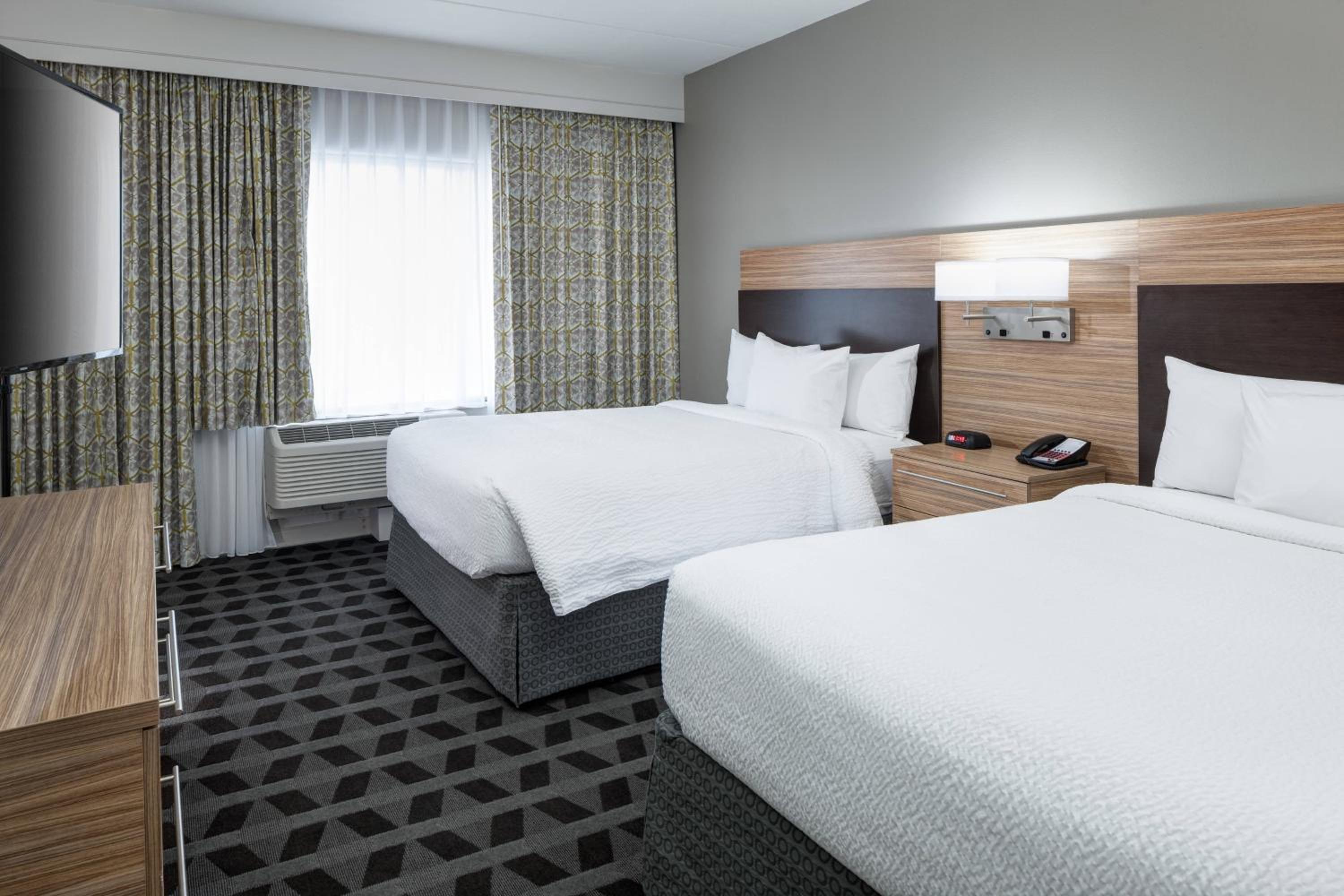One-Bedroom Queen Suite