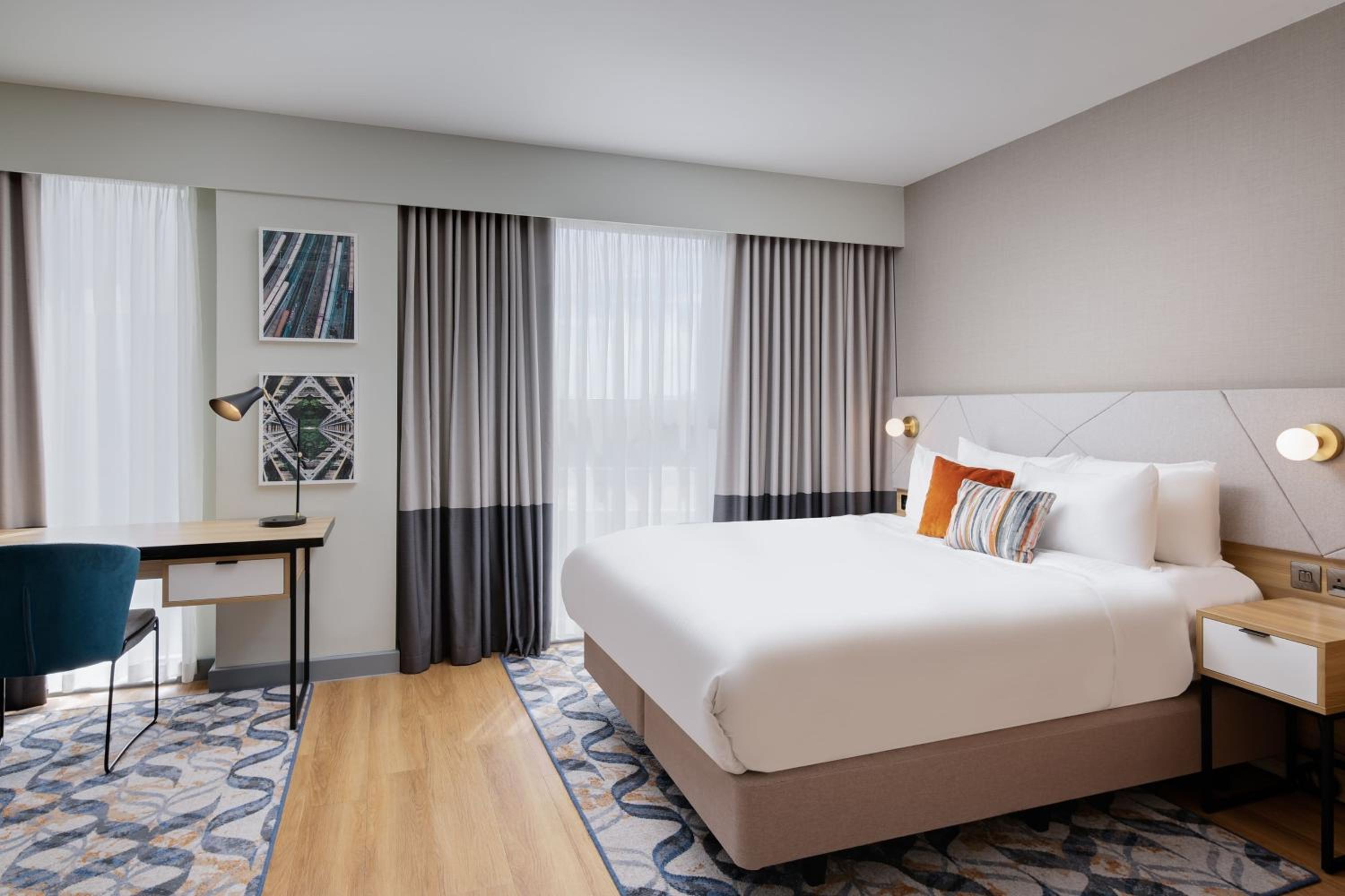One-Bedroom King Suite - Photo 2