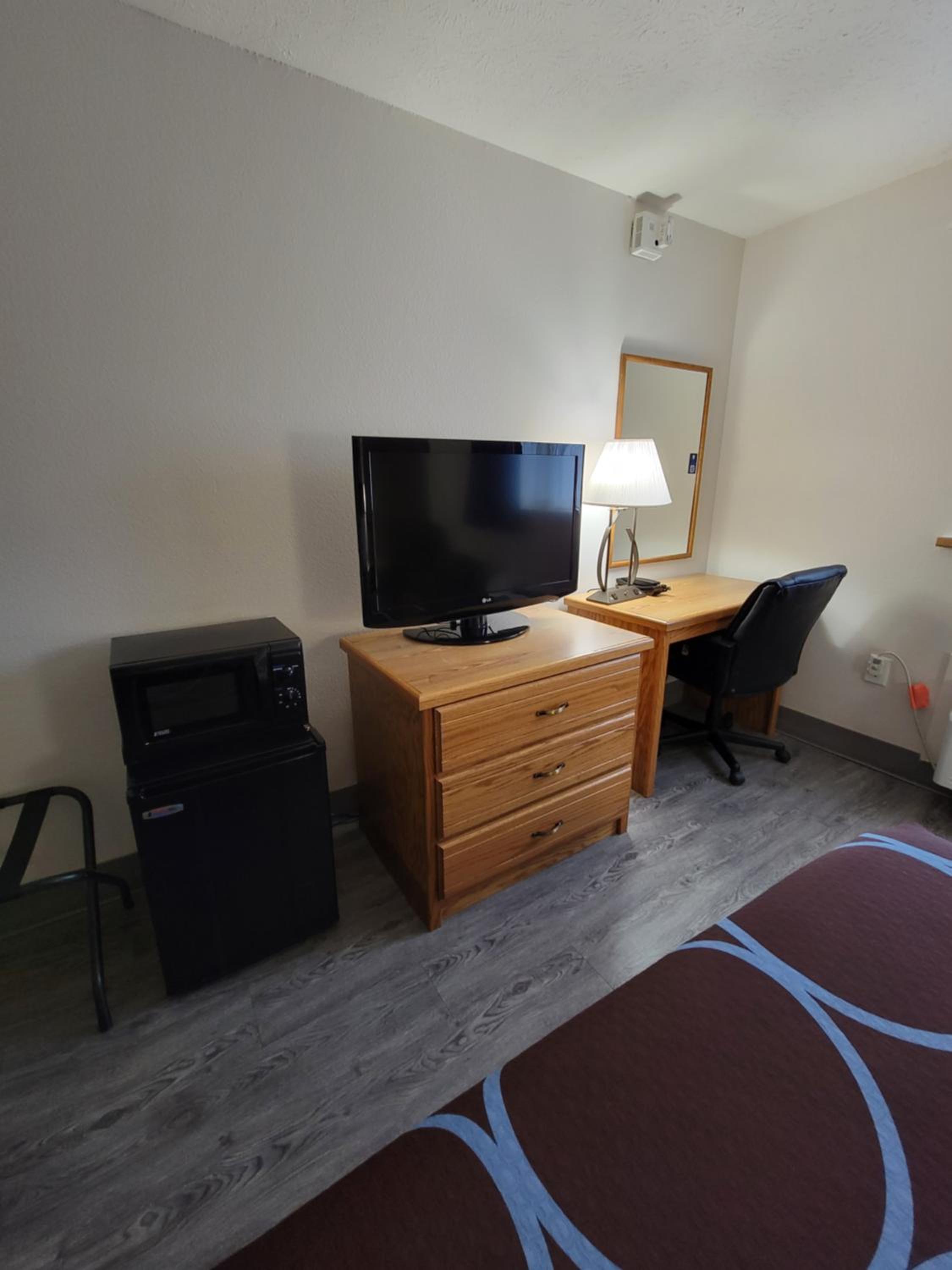 Queen Room with Roll-In Shower - Disability Access - Photo 5
