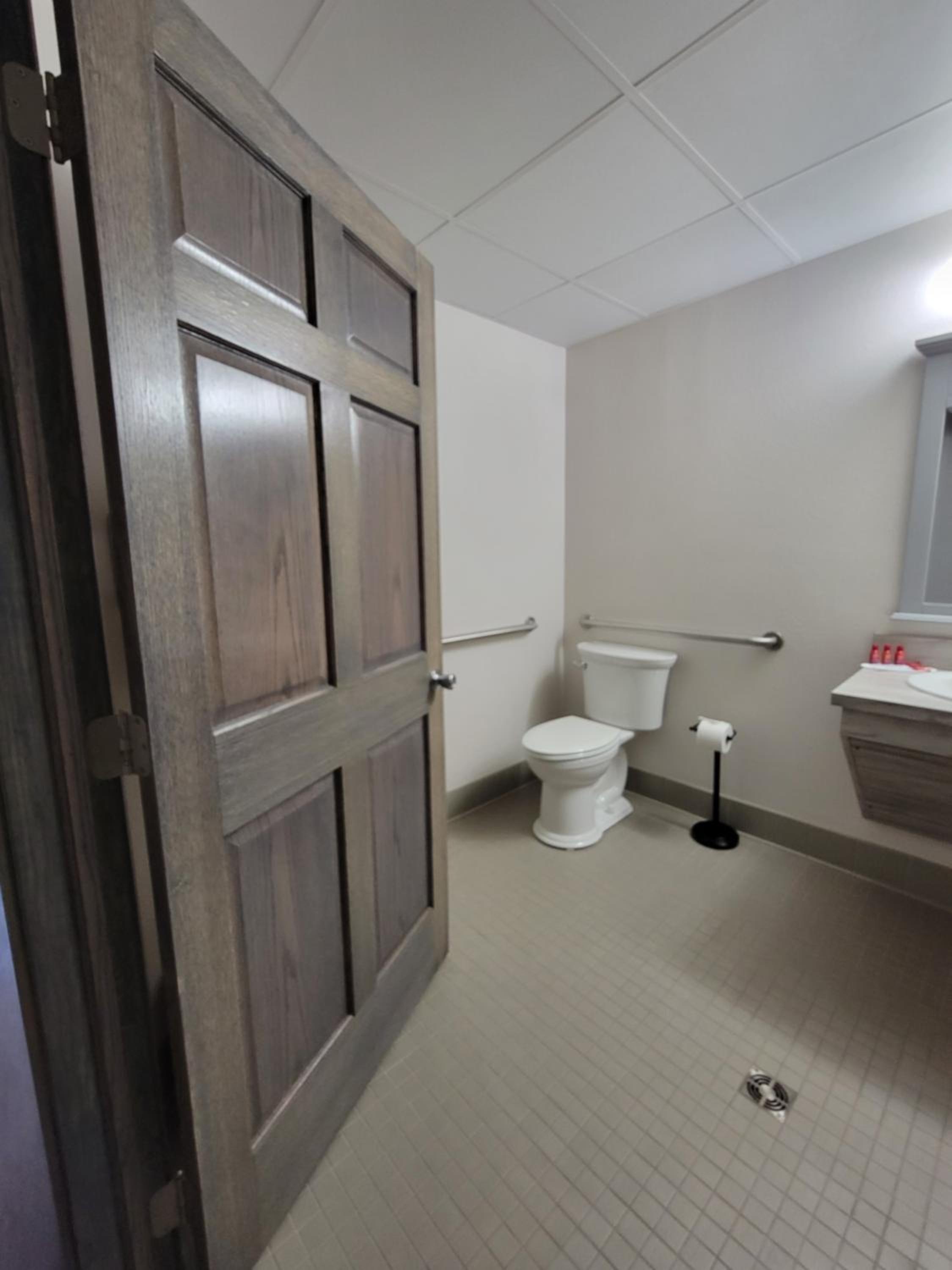 Queen Room with Roll-In Shower - Disability Access - Photo 2