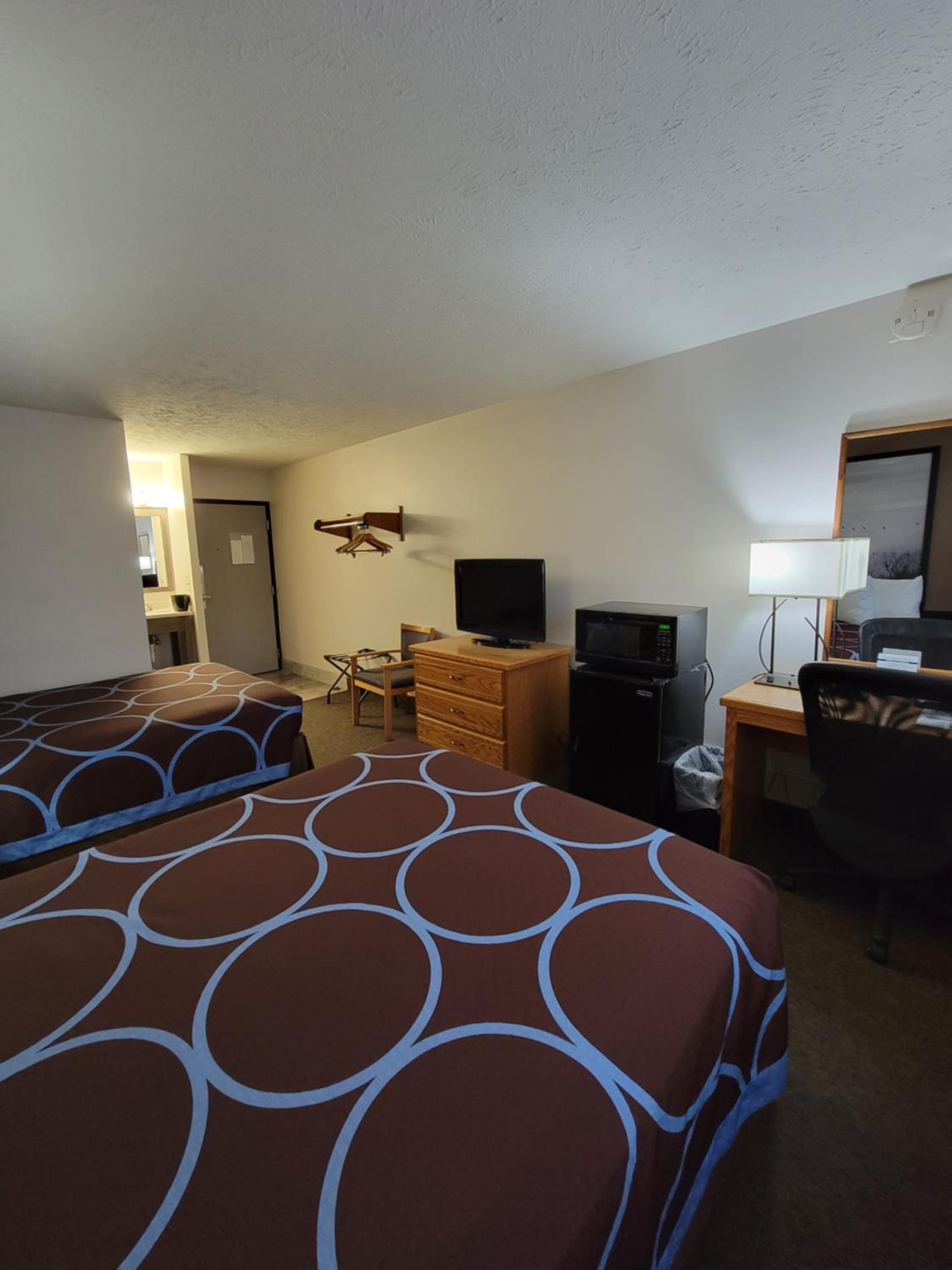 Queen Rooms with Two Queen Beds - Non-Smoking - Photo 5
