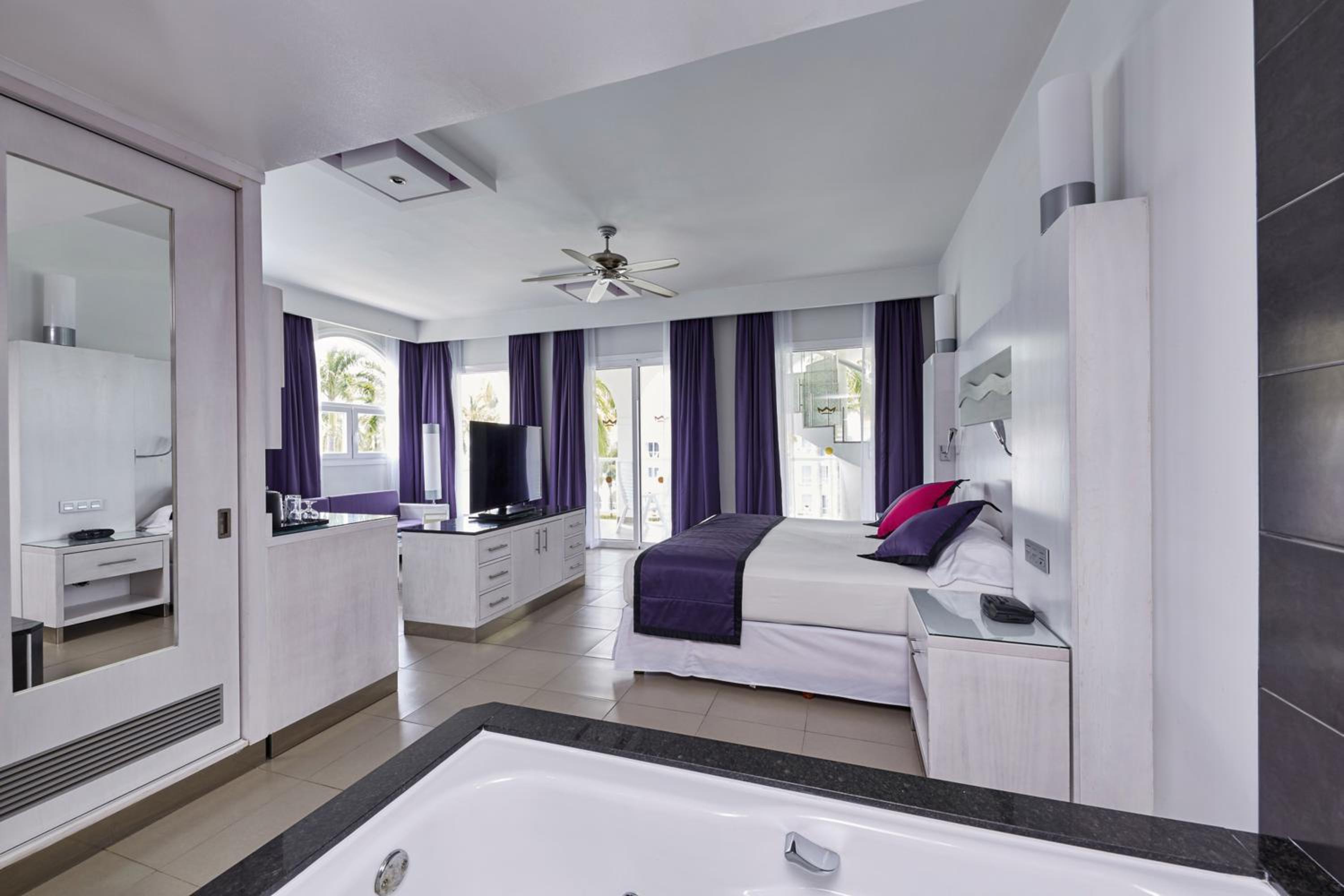 Suite with Hot Tub photo 3
